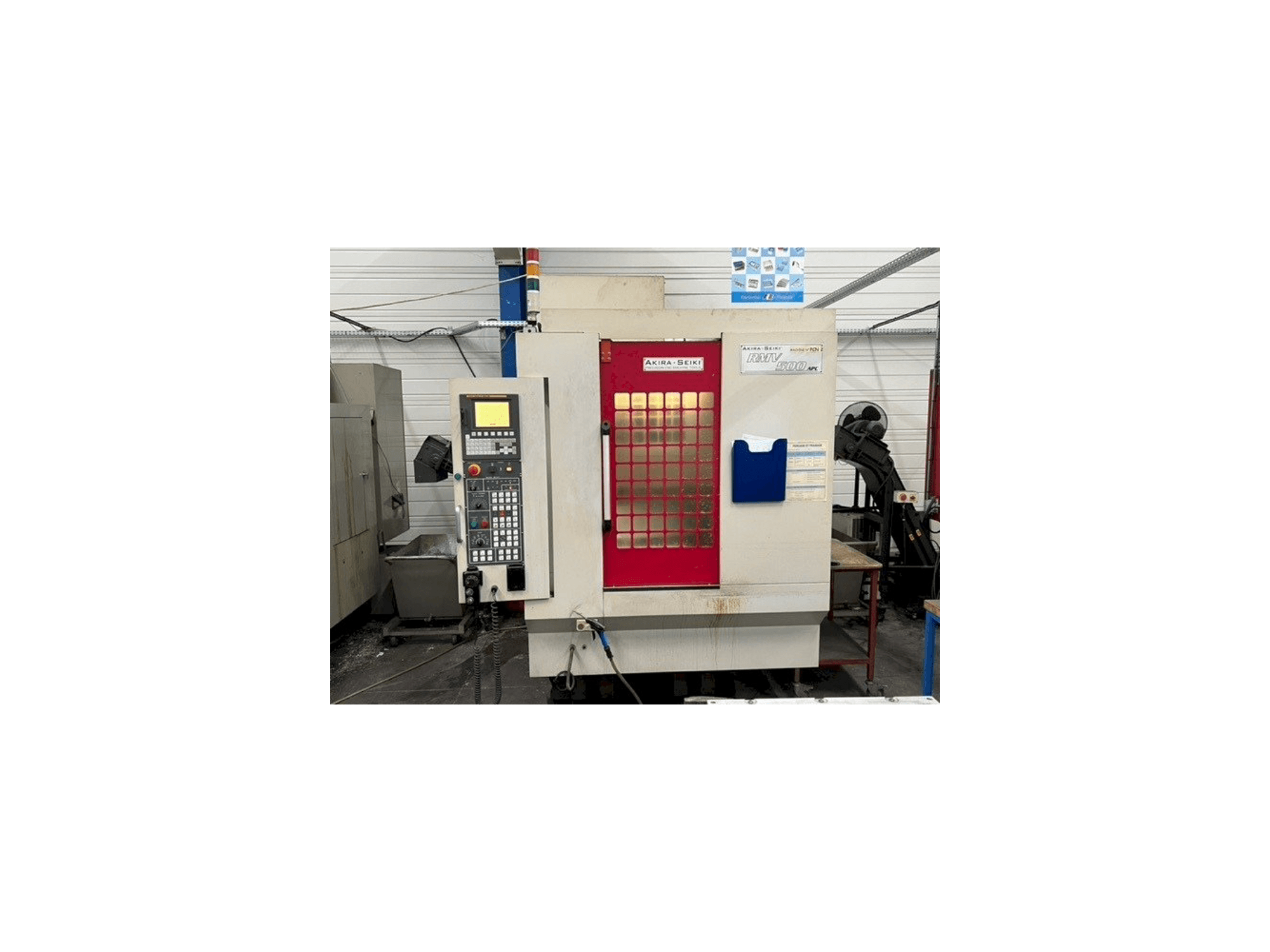 Čelní pohled na Akira Seiki RMV500 APC stroj