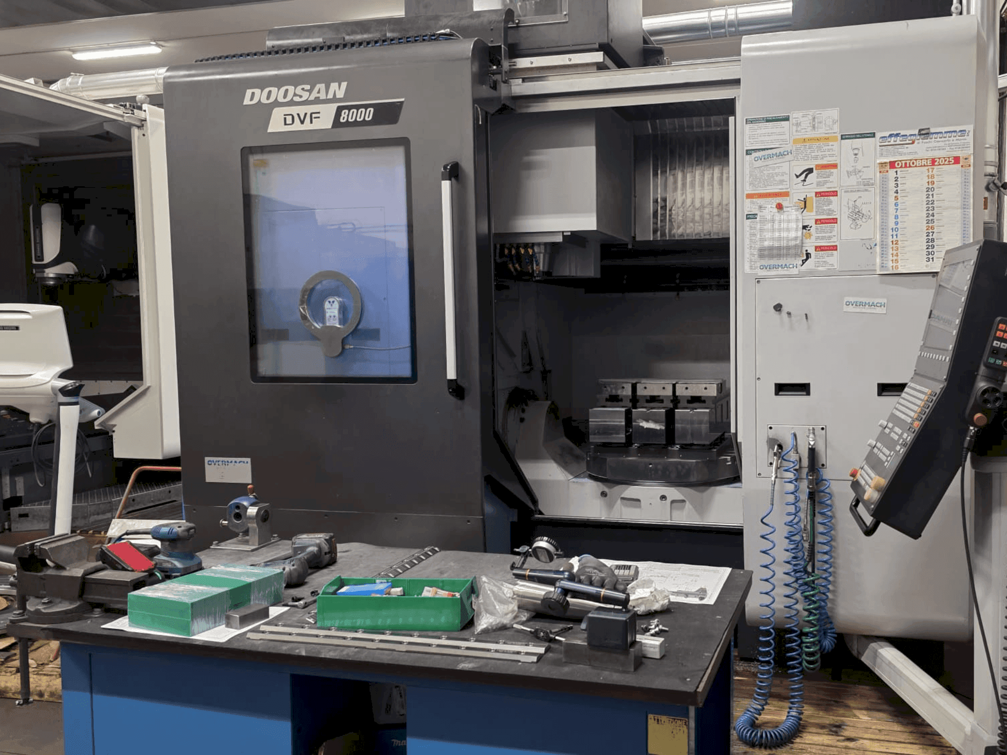 Čelní pohled na DOOSAN DVF 8000 stroj