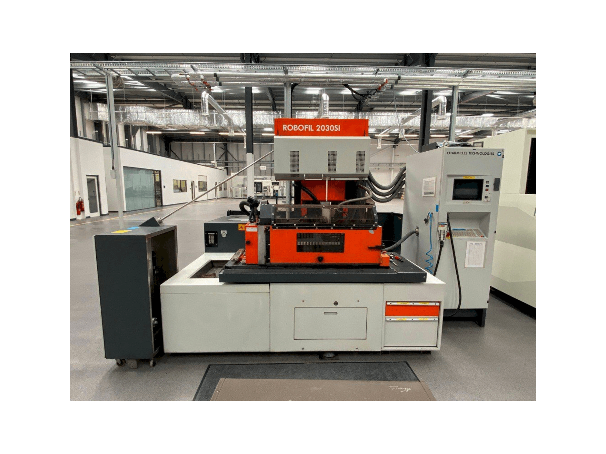 Čelní pohled na CHARMILLES ROBOFIL 2030SI stroj