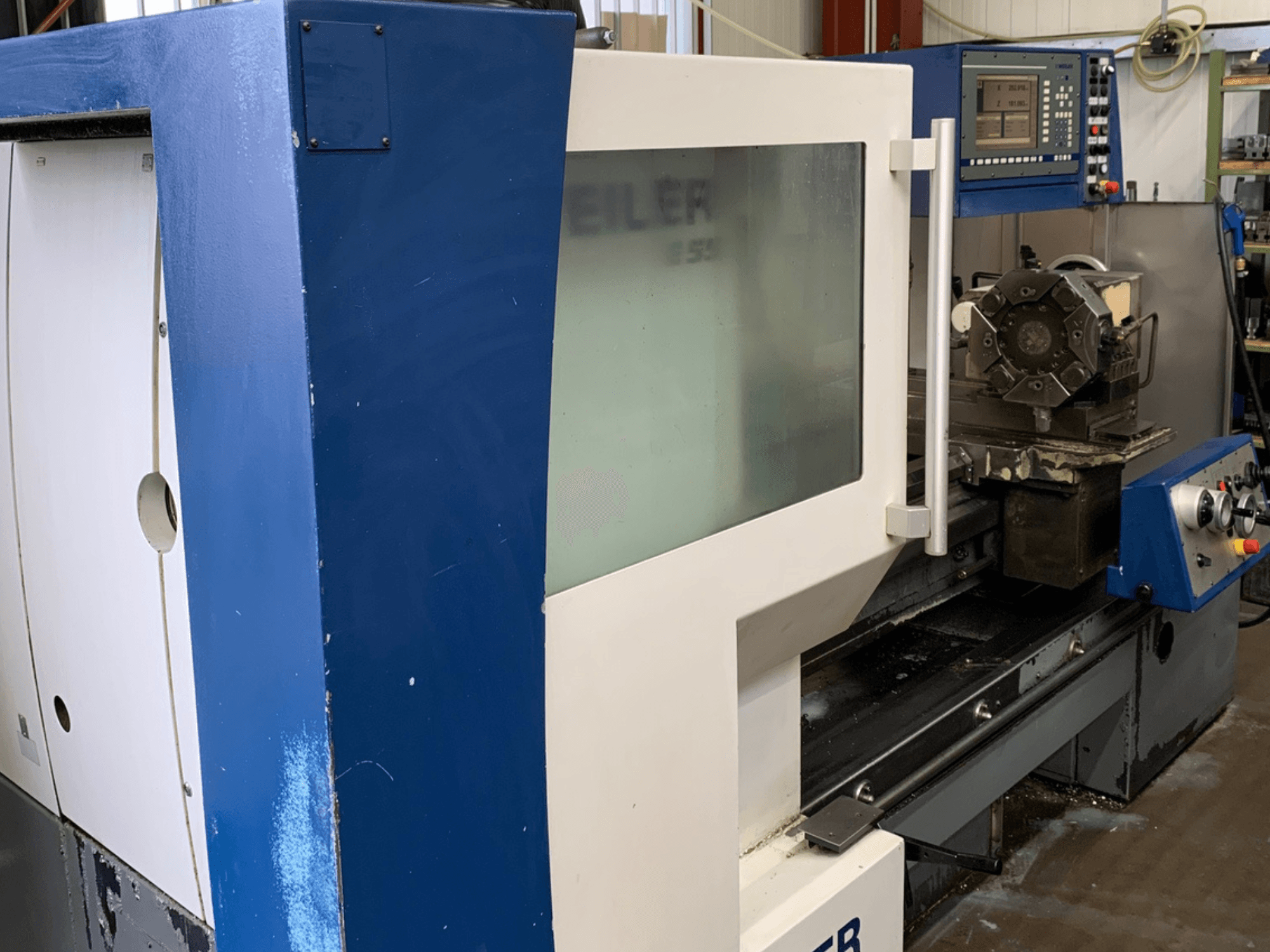 Horizontální soustruh Weiler E55X1000, boční pohled na ovládací panel a nastavení řezného nástroje.