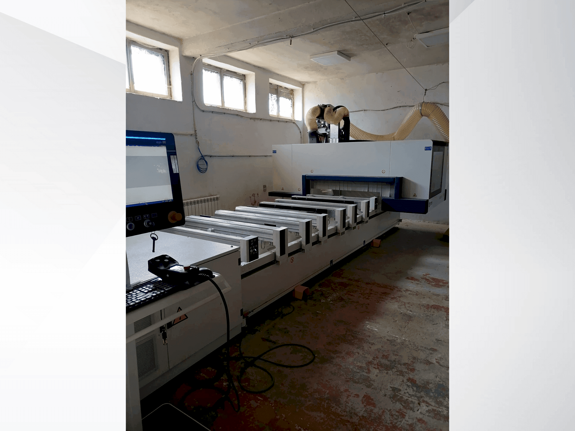 Čelní pohled na SCM Morbidelli M100 stroj