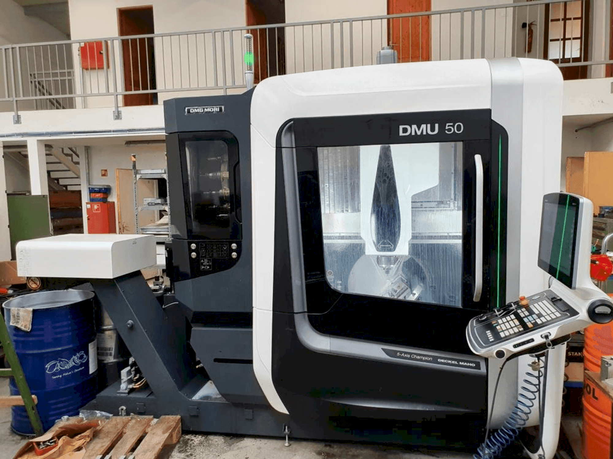 Čelní pohled na DMG MORI DMU 50 stroj