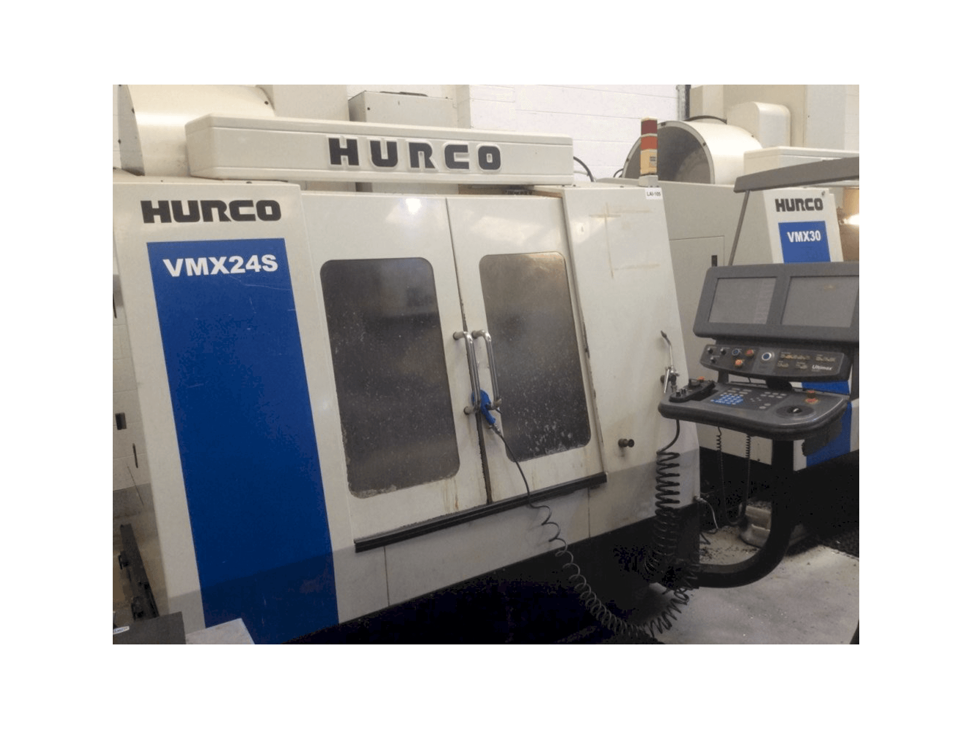 Čelní pohled na Hurco VMX24S stroj