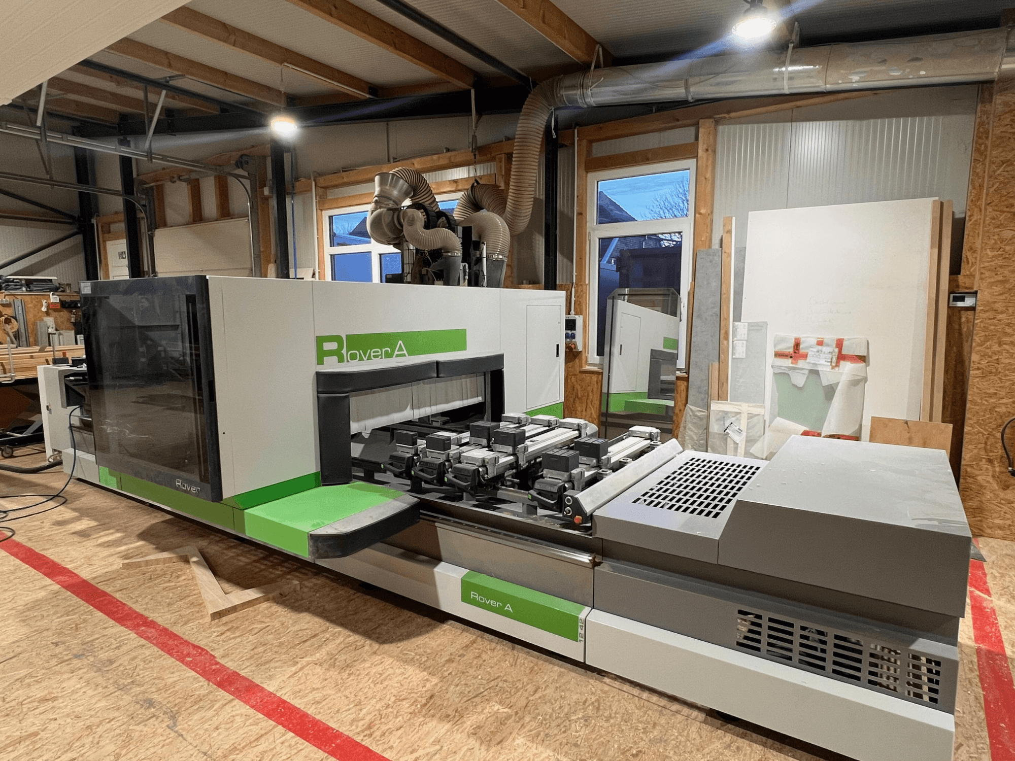 CNC obráběcí centrum na dřevo BIESSE Rover A 1242, pohled zepředu na ovládací panel a řezný prostor v dílně.