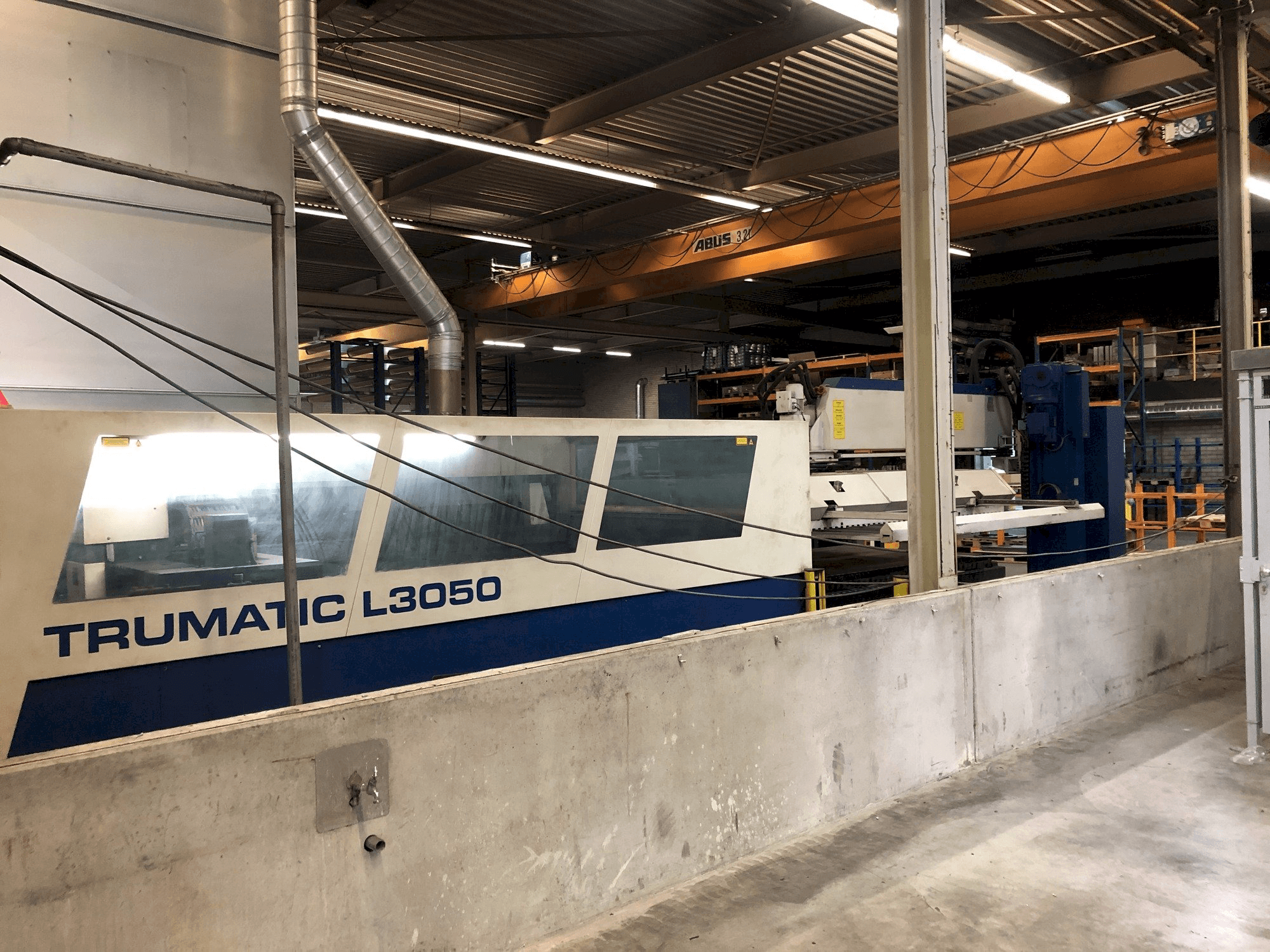Čelní pohled na Trumpf Trumatic 3050 stroj