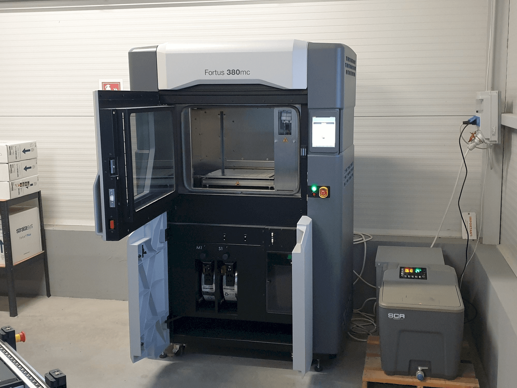 Čelní pohled na Stratasys Fortus 380mc stroj