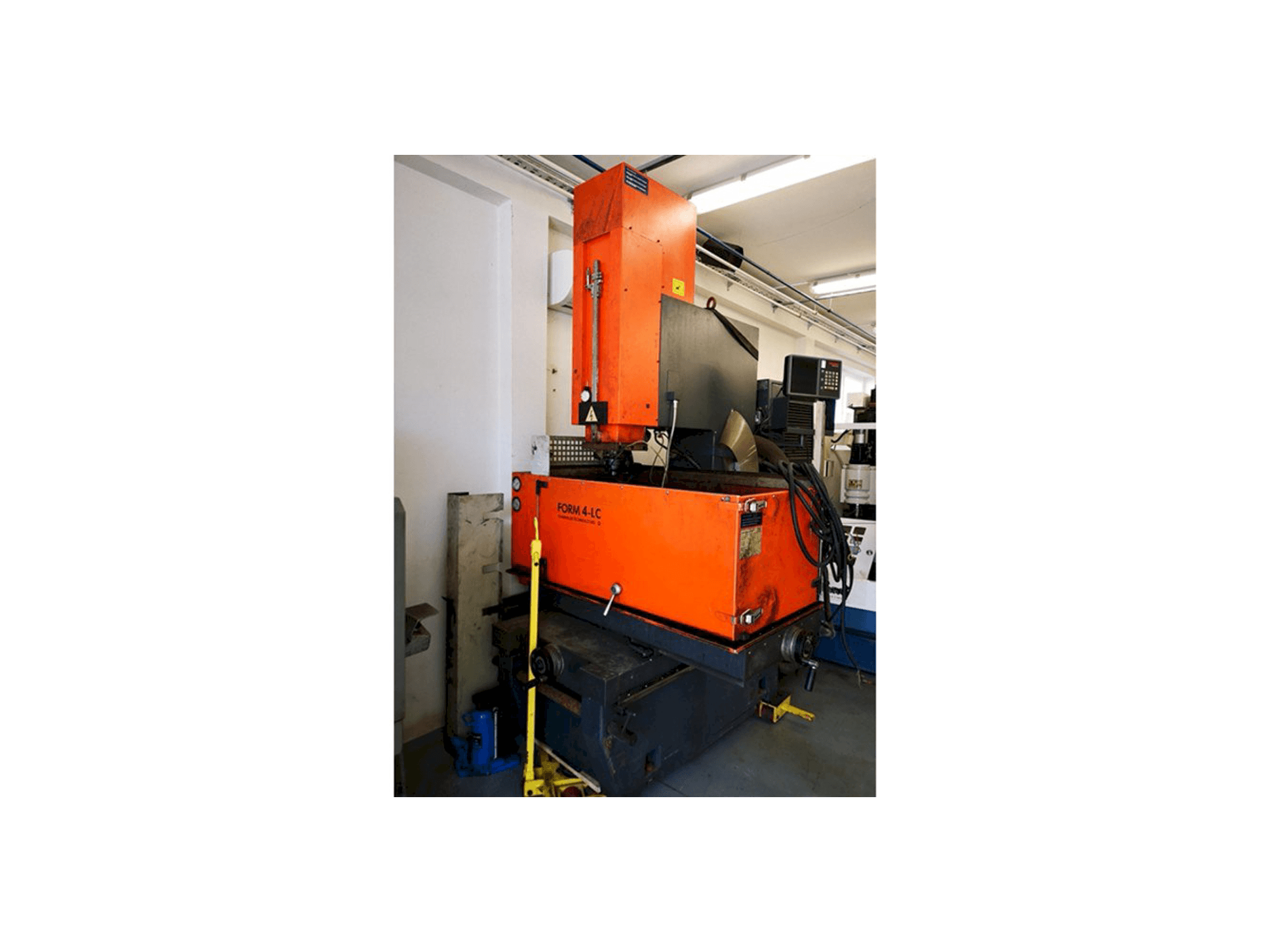 Čelní pohled na CHARMILLES Form 4-LC stroj