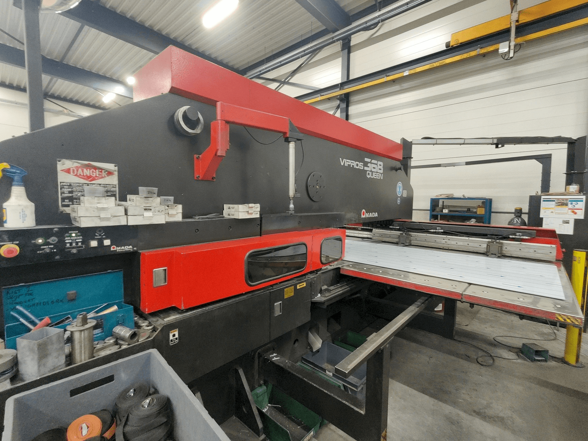 Čelní pohled na AMADA Vipros 357 Queen stroj