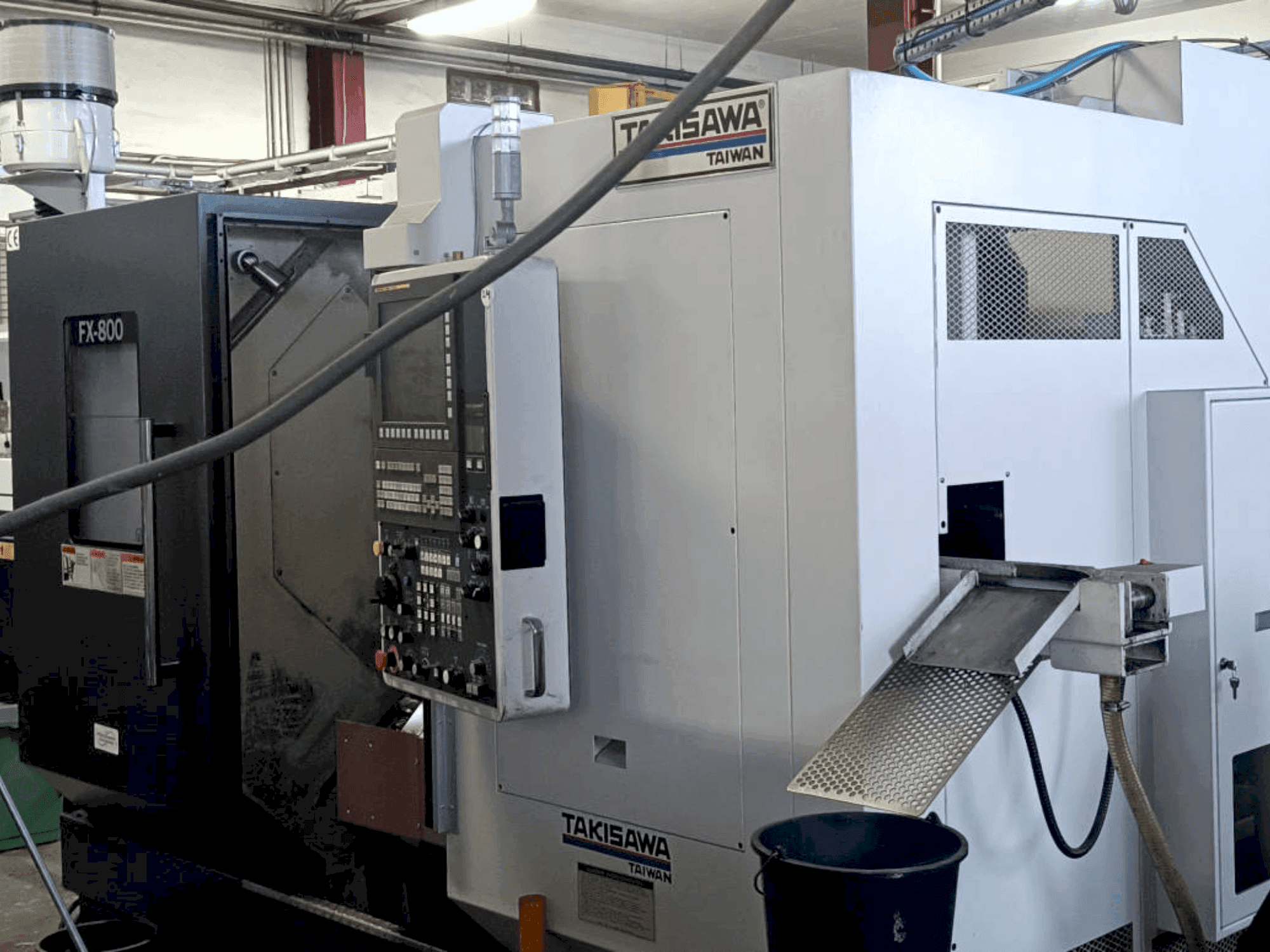 Čelní pohled na Takisawa FX800 stroj