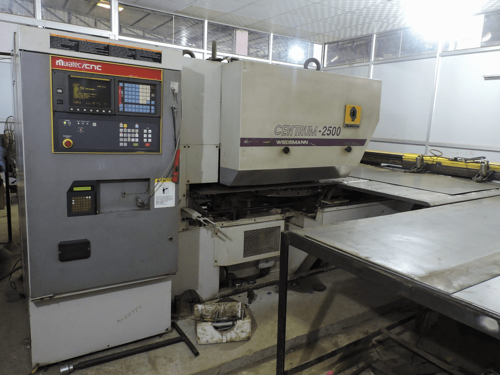 Levý pohled na Murata Wiedemann C-2500 stroj