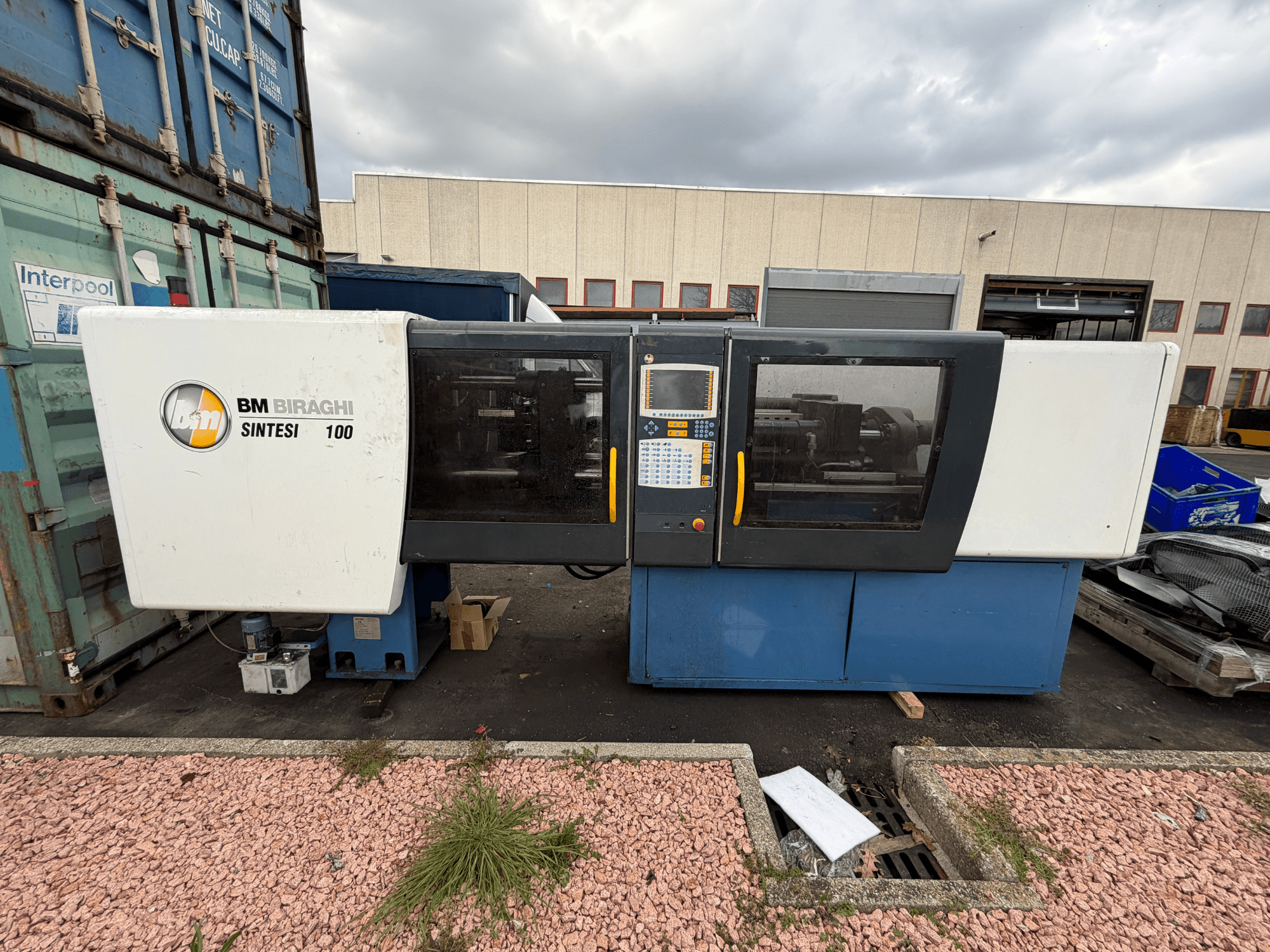 Hydraulický vstřikovací stroj Negri Bossi BM BIRAGHI SINTESI 100, pohled zepředu, ukazuje ovládací panel a provozní konstrukční prvky.