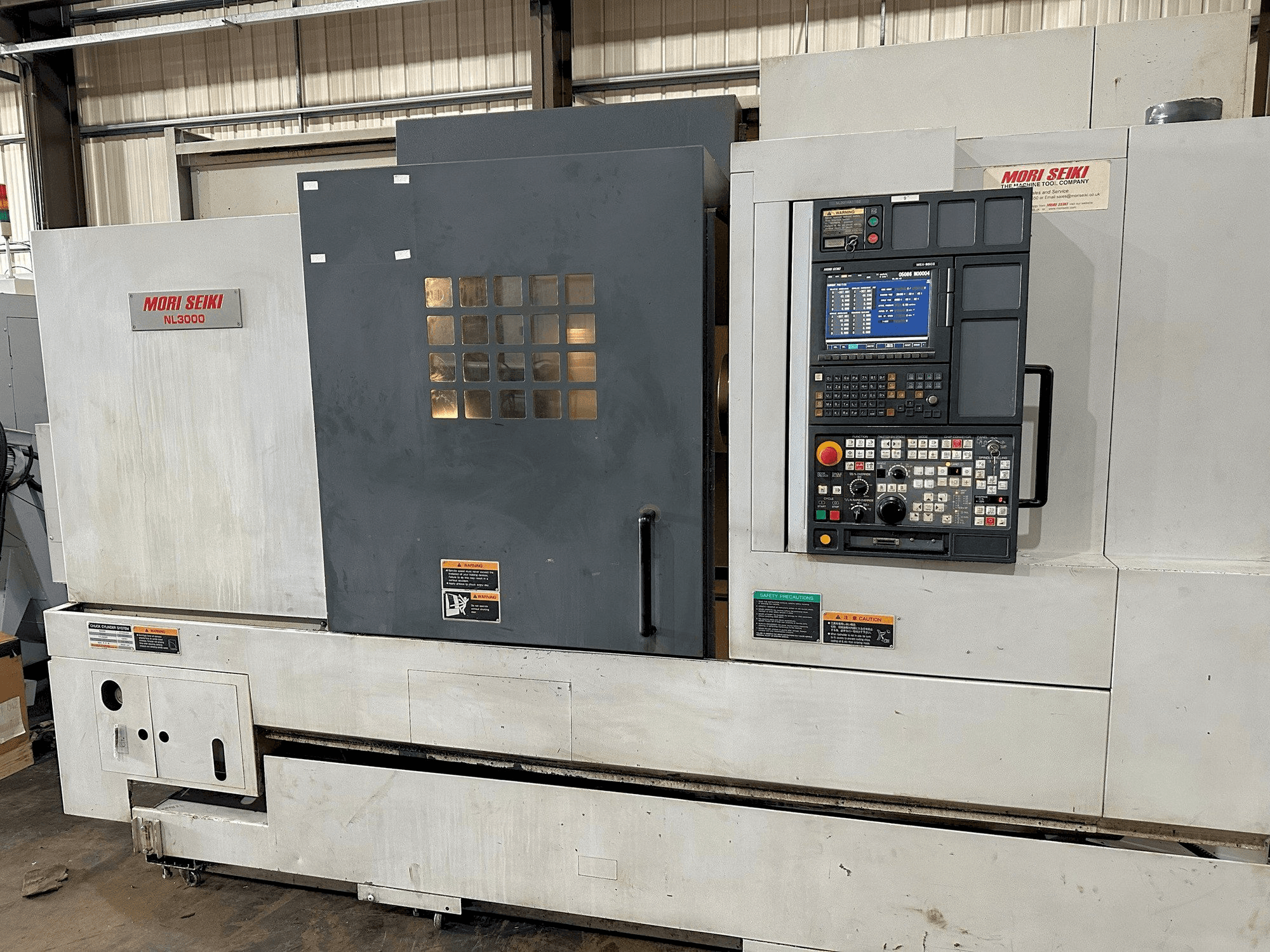Čelní pohled na MORI SEIKI NL3000Y/700 stroj