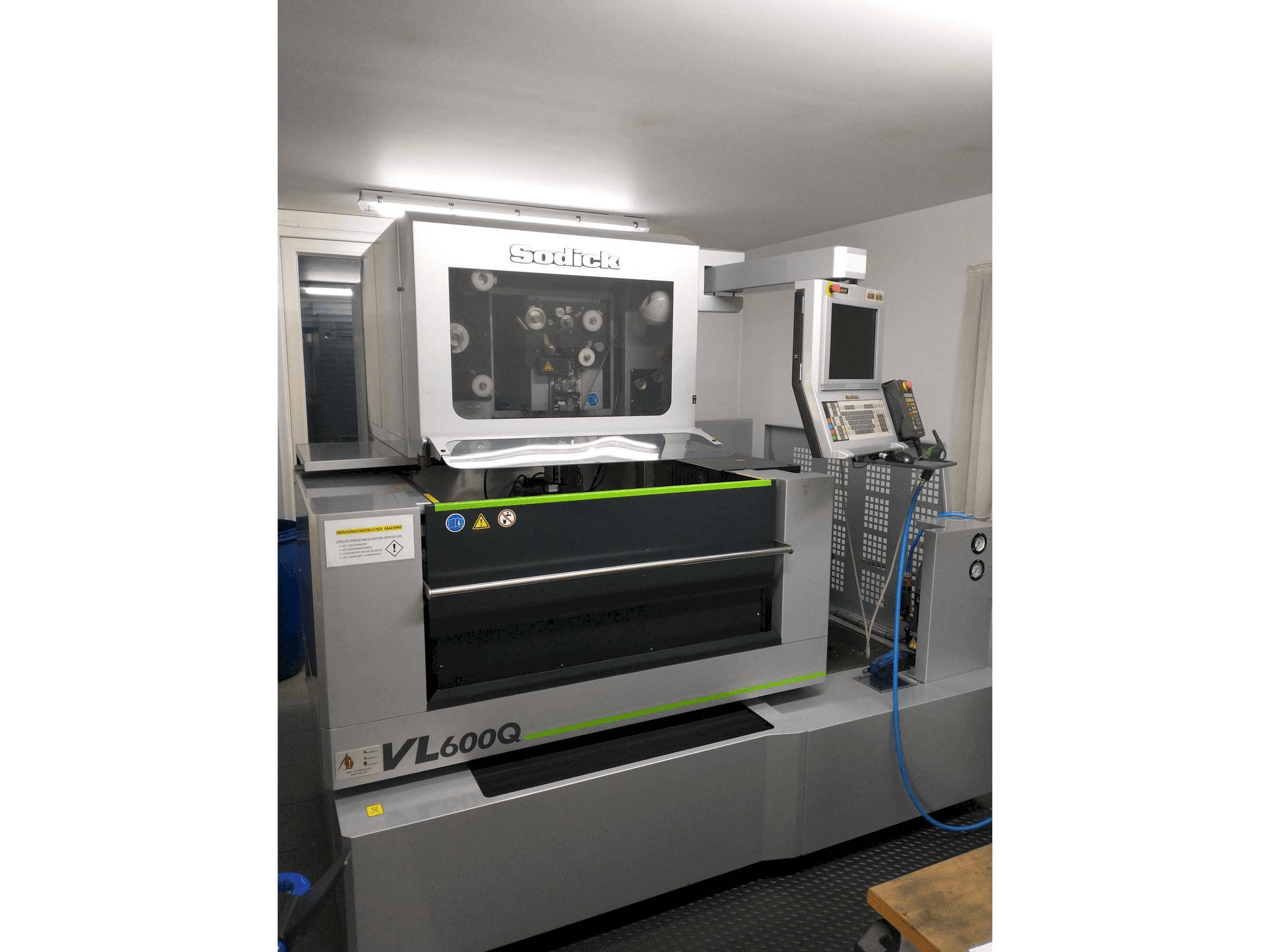 Čelní pohled na Sodick VL600Q stroj