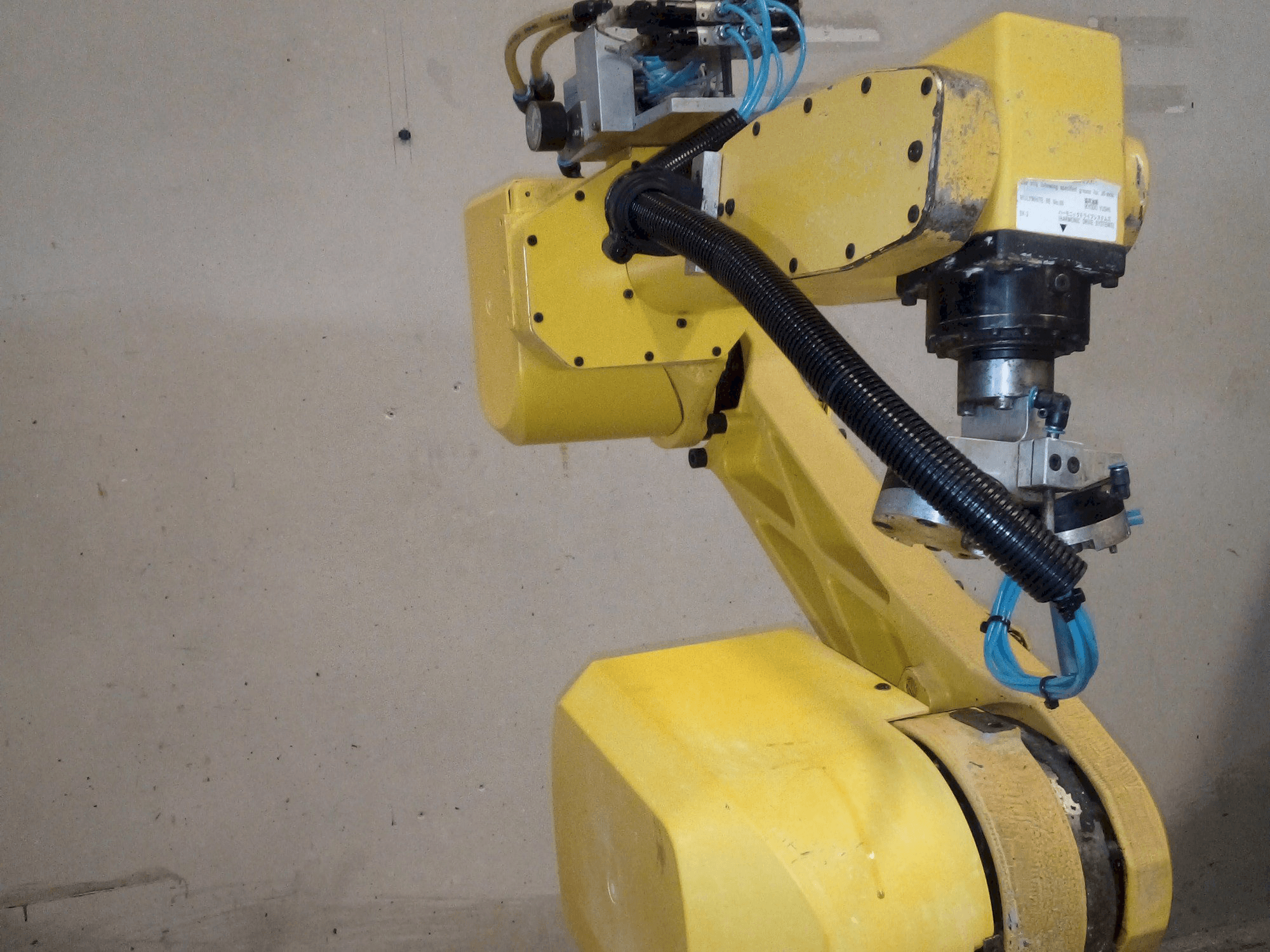 Čelní pohled na FANUC M-6iB stroj