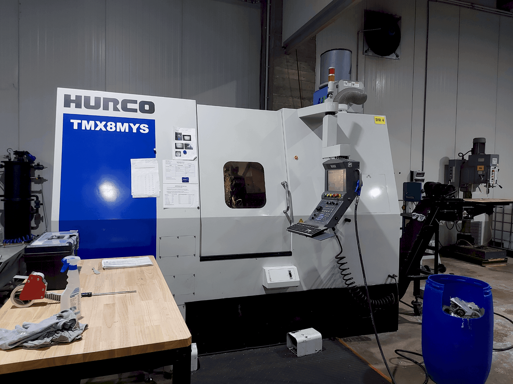 Čelní pohled na Hurco TMX 8MYS stroj