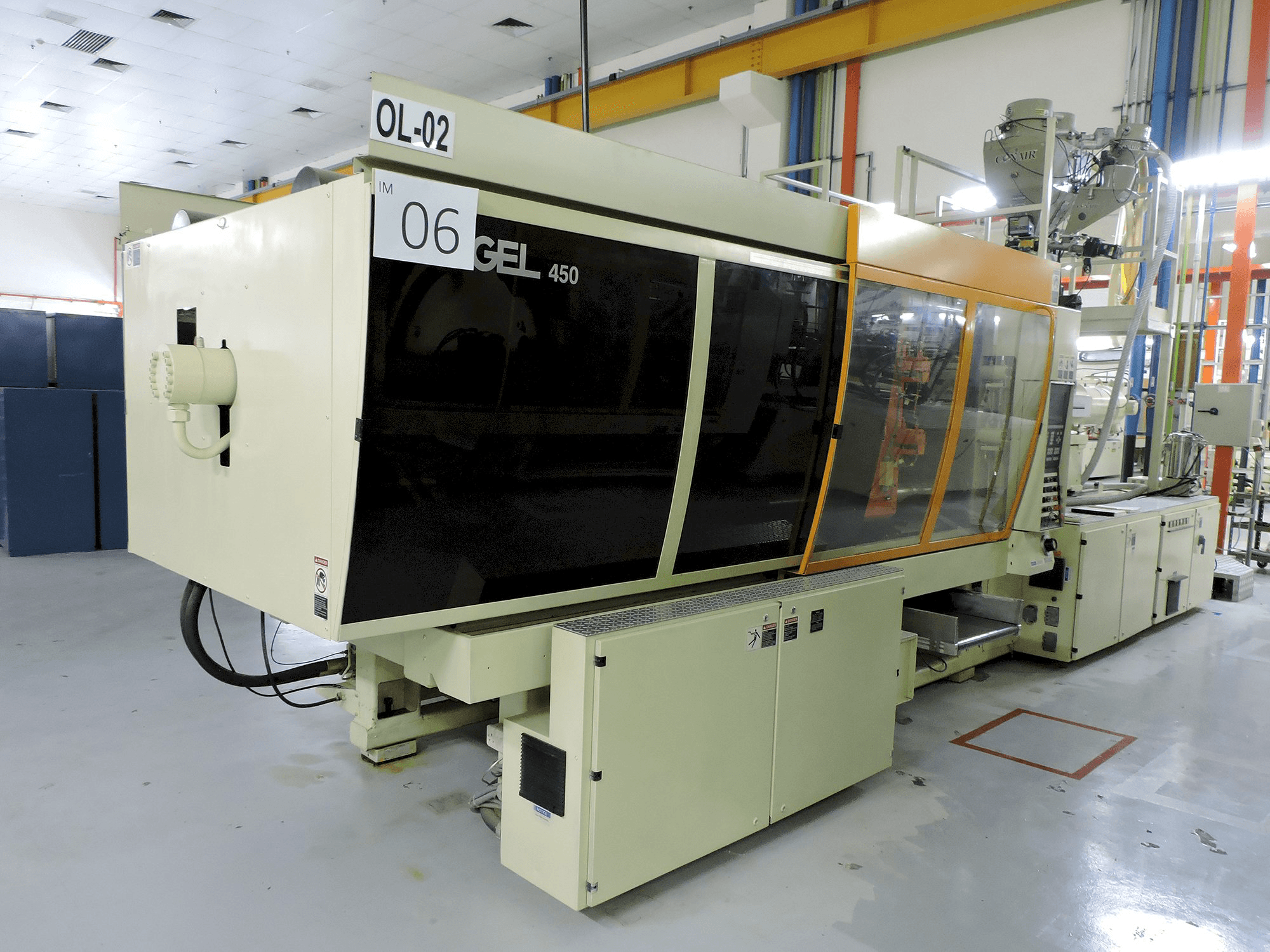 Levý pohled na ENGEL ES 600/450 stroj