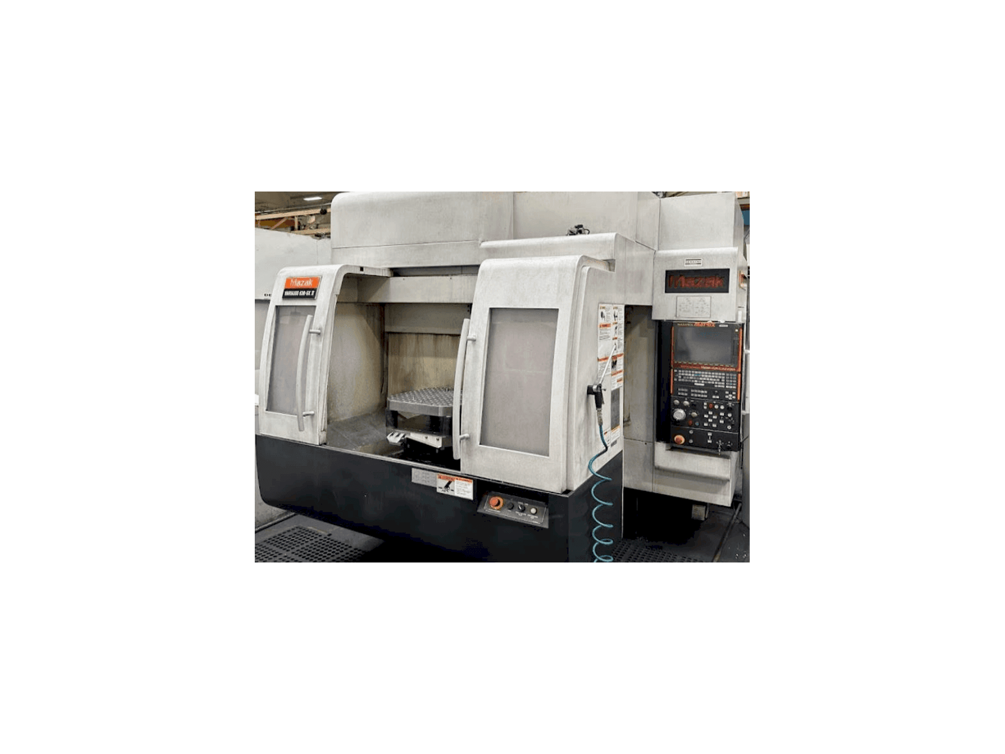 Čelní pohled na Mazak Variaxis 630-5X II stroj