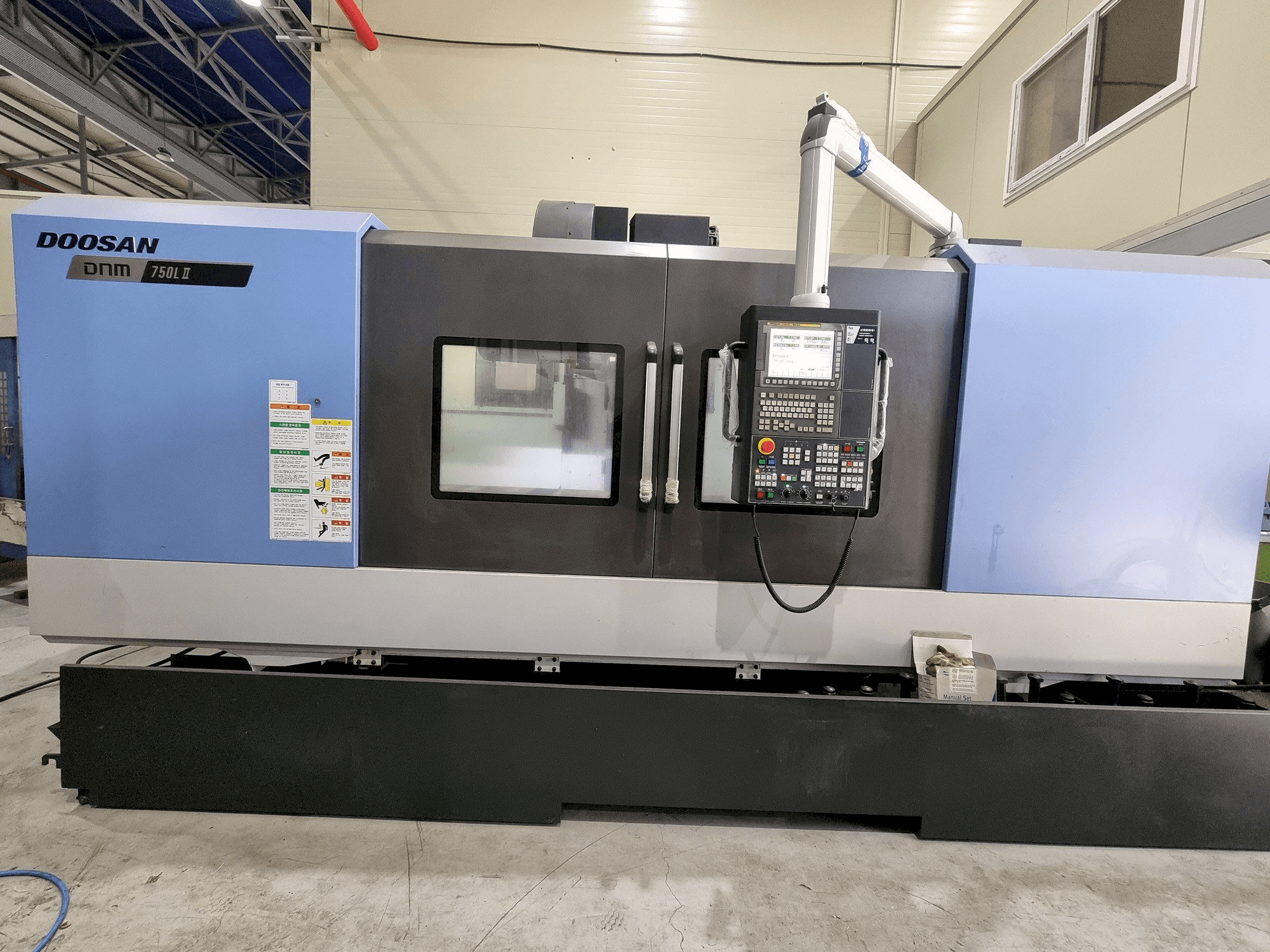 Čelní pohled na Doosan DNM 750L II stroj