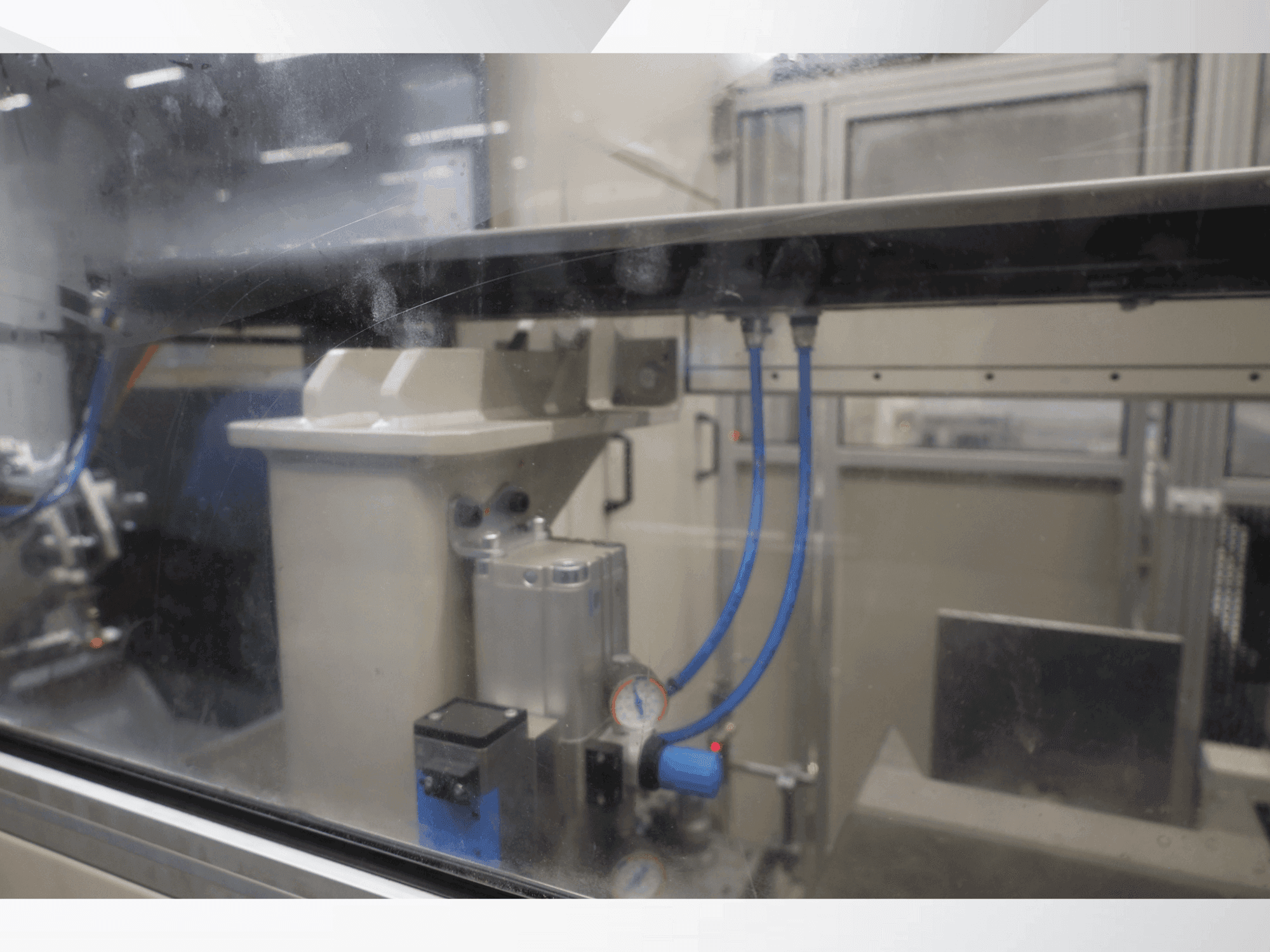 Čelní pohled na PROFILATOR DV370-HL-05 stroj