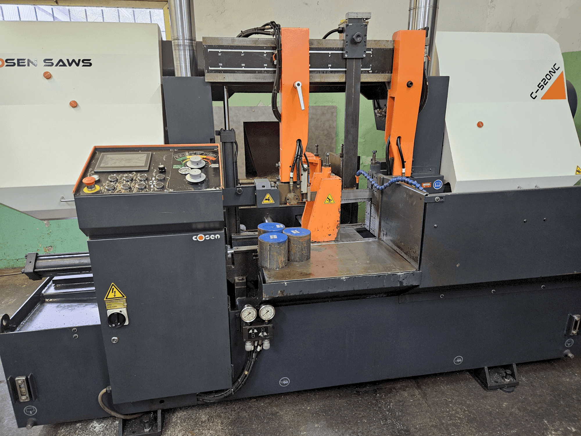 Čelní pohled na Cosen C-520CNC stroj