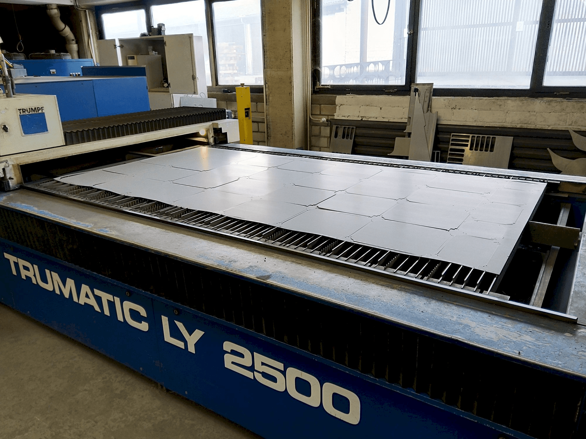 Čelní pohled na Trumpf Trumatic LY2500 stroj