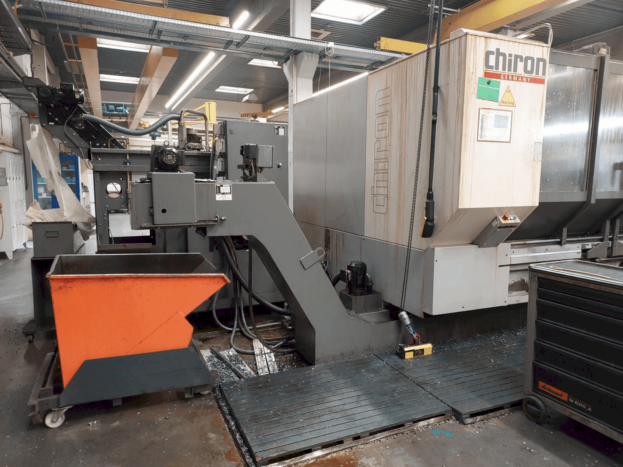 Čelní pohled na CHIRON FZ 18 L stroj