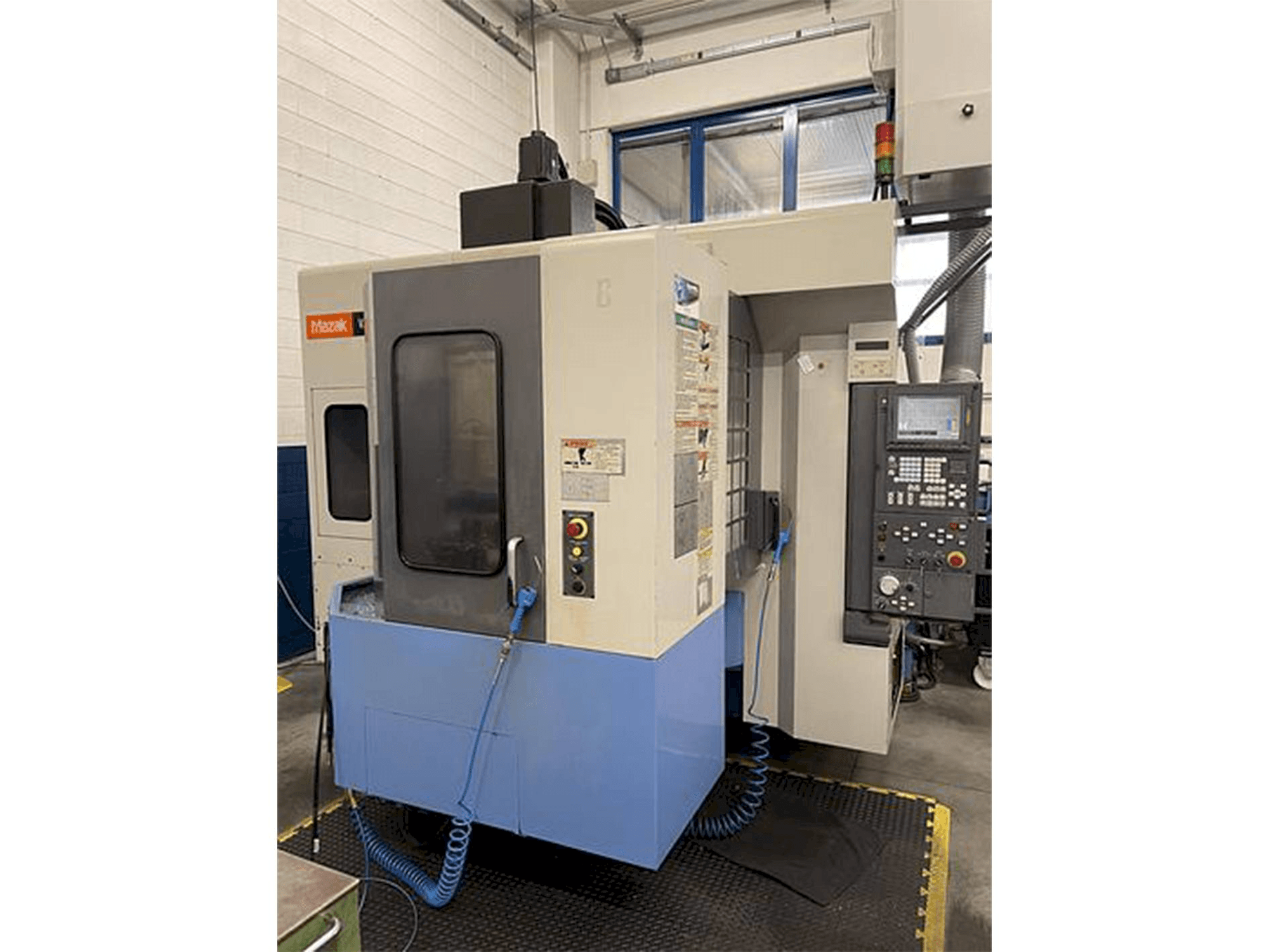 Čelní pohled na Mazak Variaxis 500-5X stroj