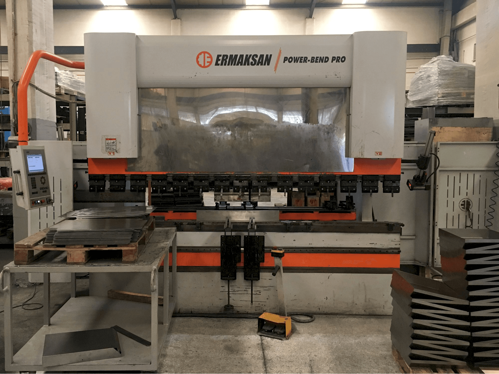 Čelní pohled na ERMAKSAN POWER-BEND PRO 3100x220 stroj