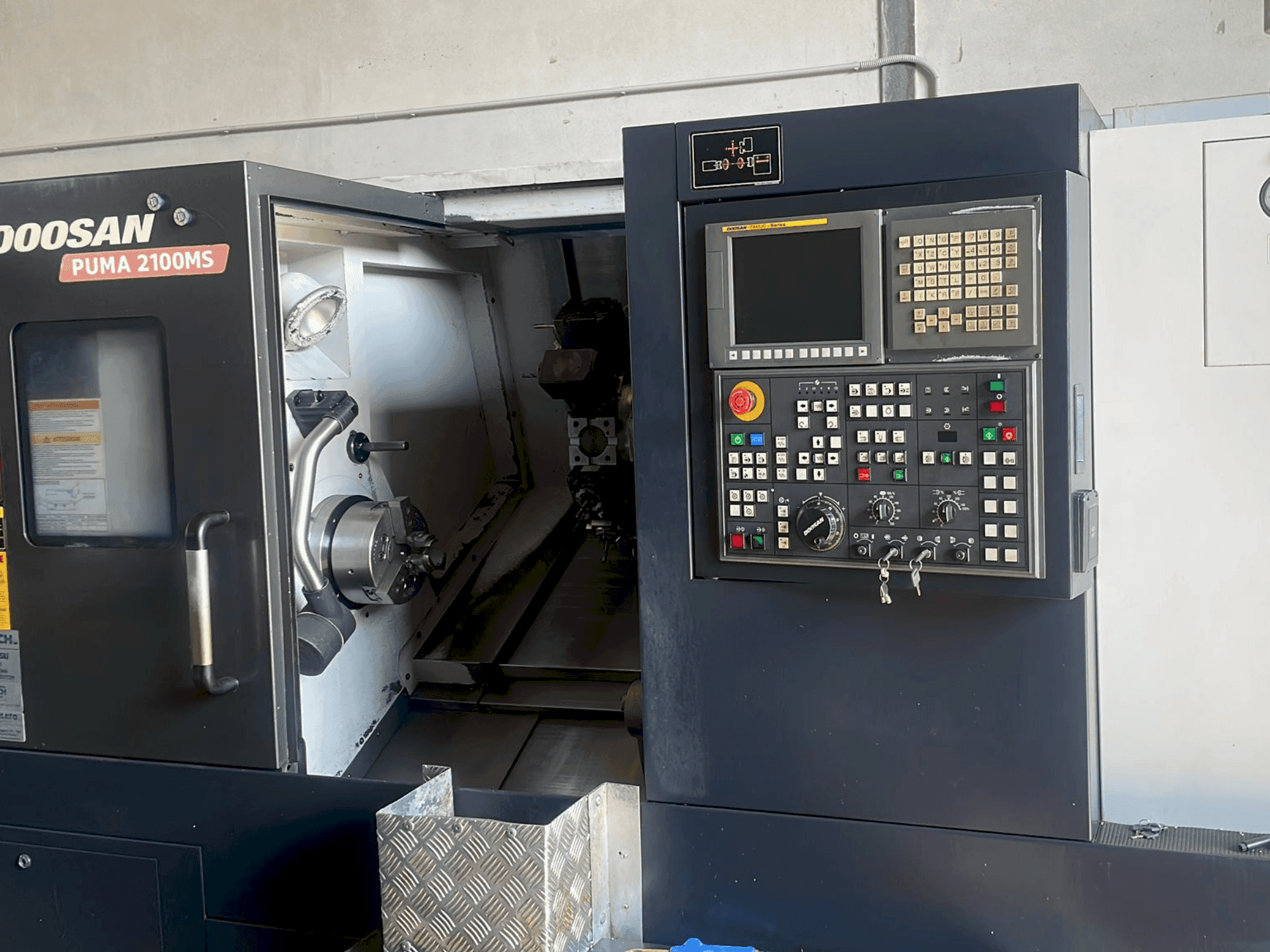Čelní pohled na DOOSAN PUMA 2100MS stroj