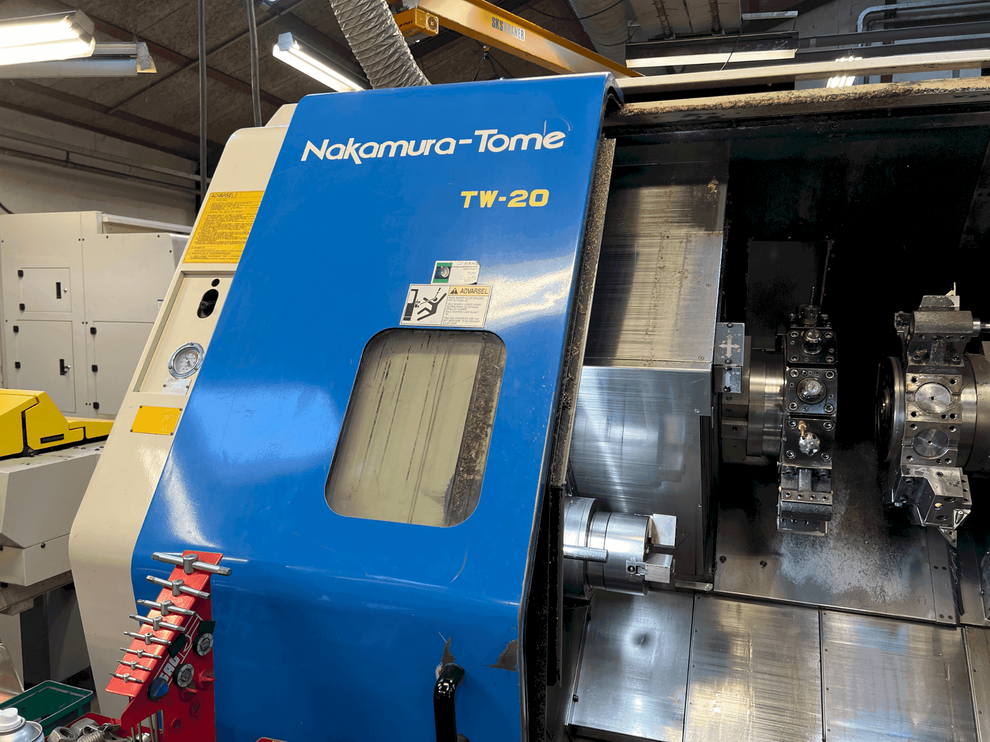 Čelní pohled na NAKAMURA TW-20 stroj