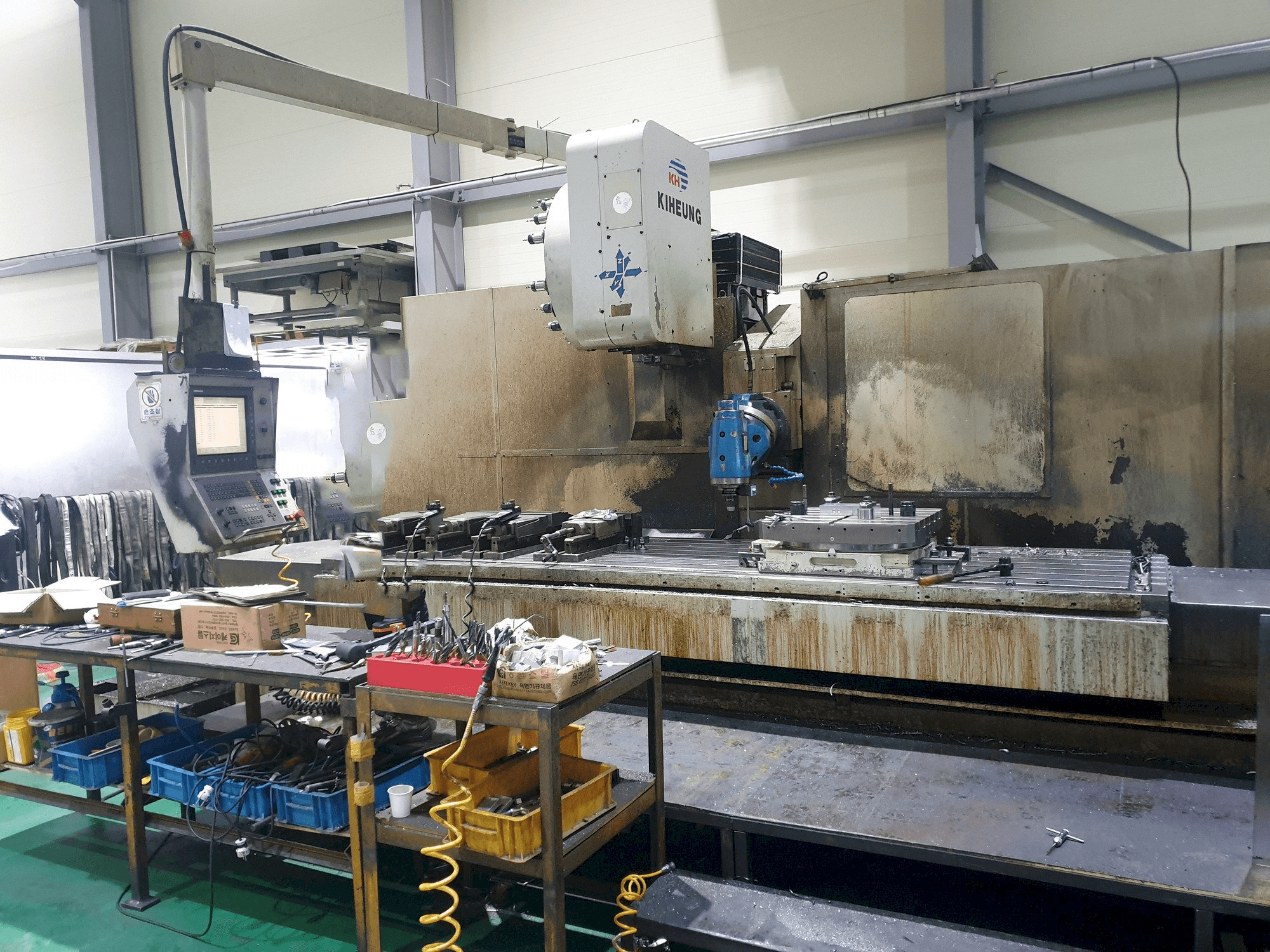 Čelní pohled na KIHEUNG KNC-U1000 stroj