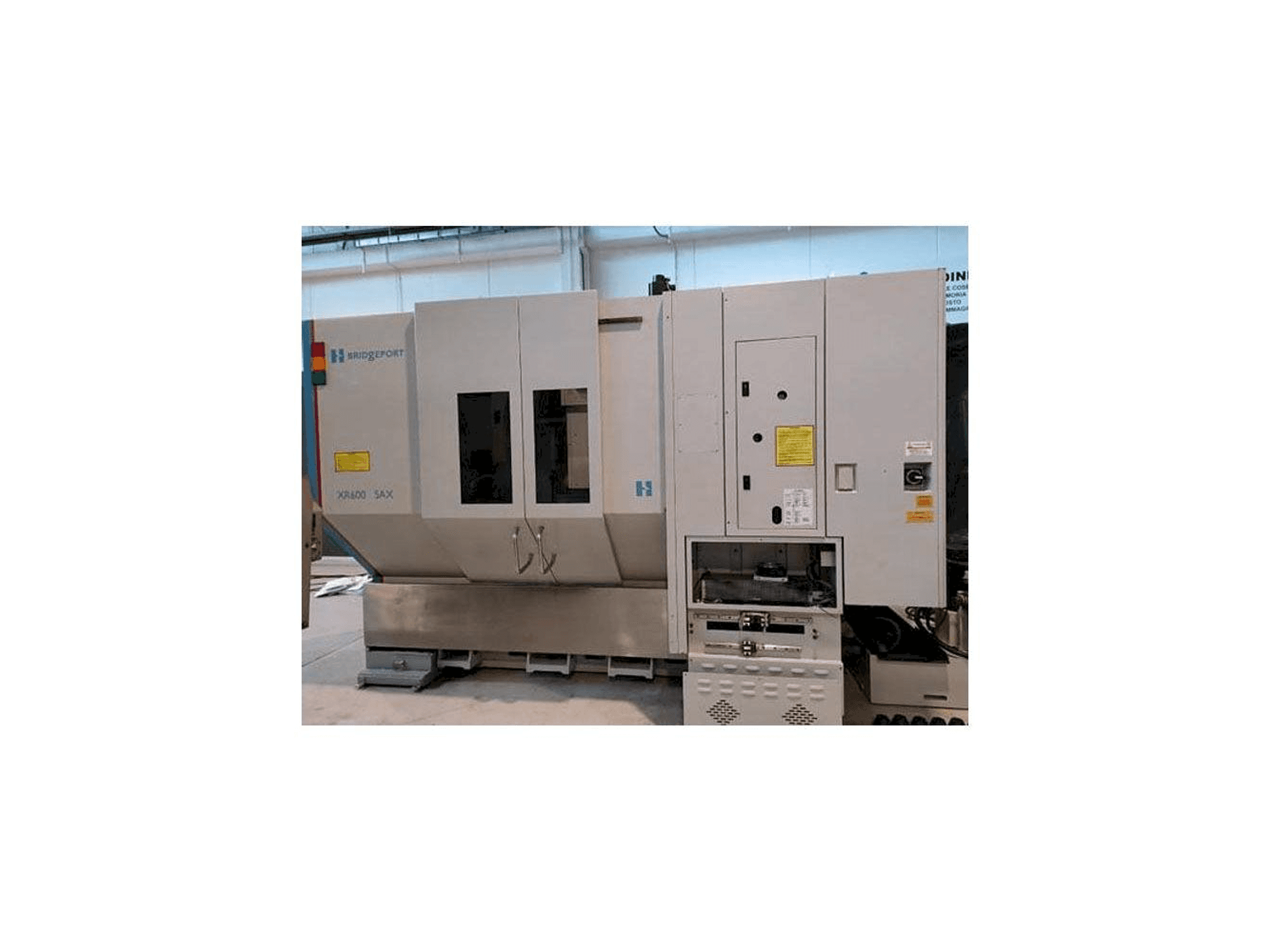 Čelní pohled na HARDINGE XR 600 5AX stroj