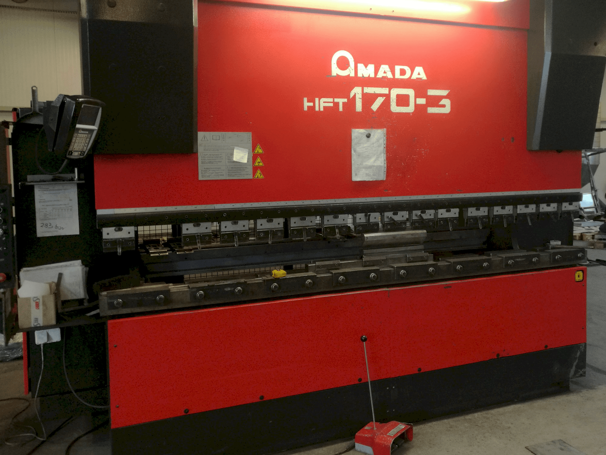 Čelní pohled na AMADA HFT 170-3 stroj