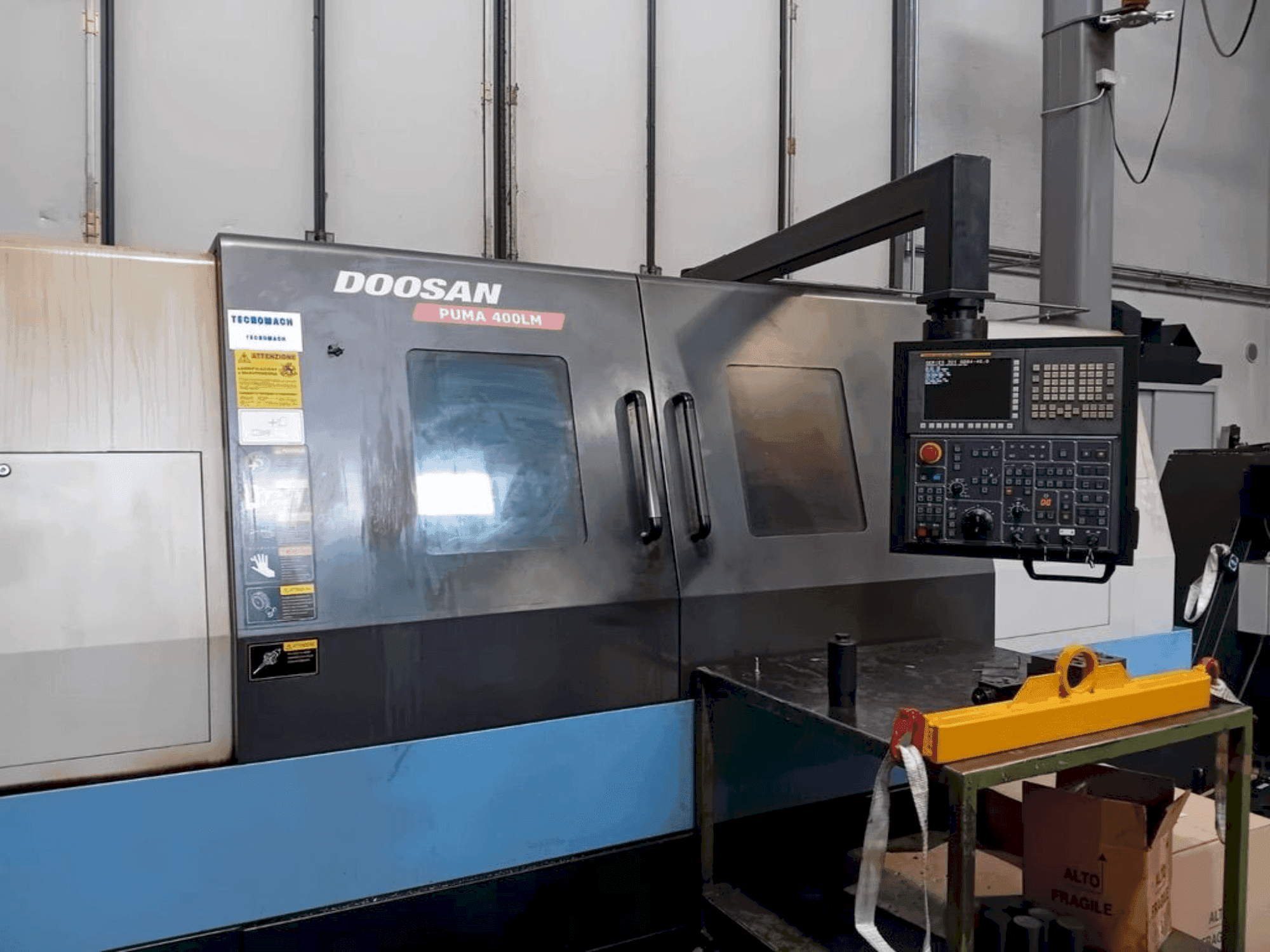 Čelní pohled na DOOSAN PUMA 400LM stroj