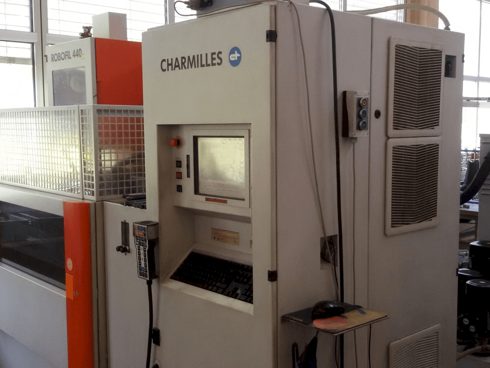 Čelní pohled na CHARMILLES Robofil 440CC stroj