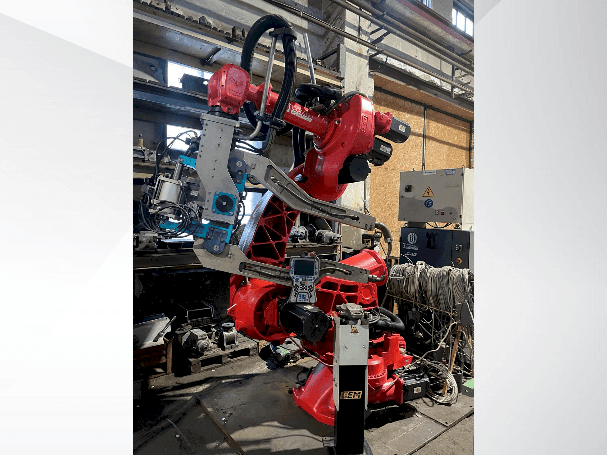 Čelní pohled na COMAU C4G stroj