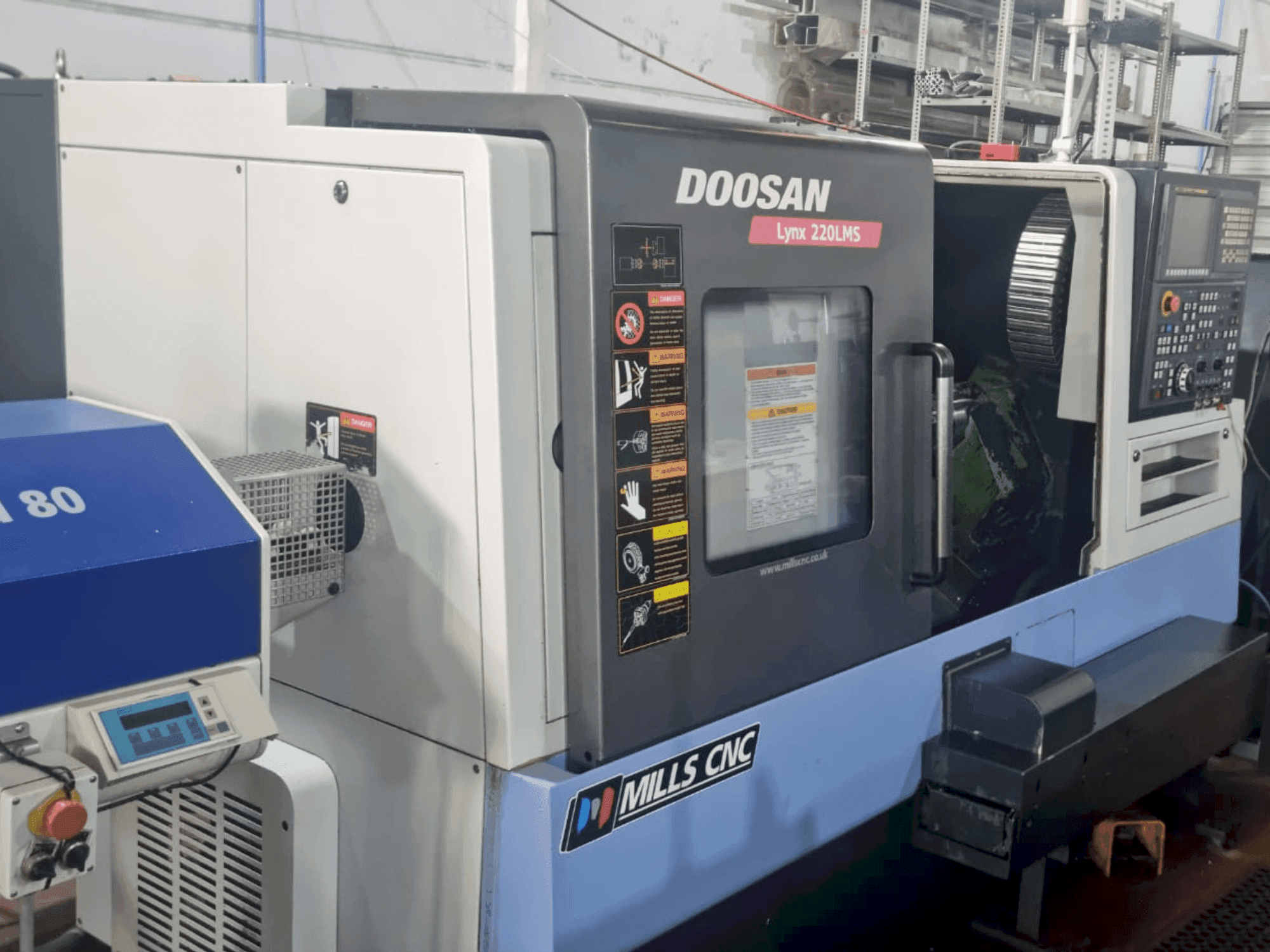 Čelní pohled na DOOSAN Lynx 220 LMSA stroj