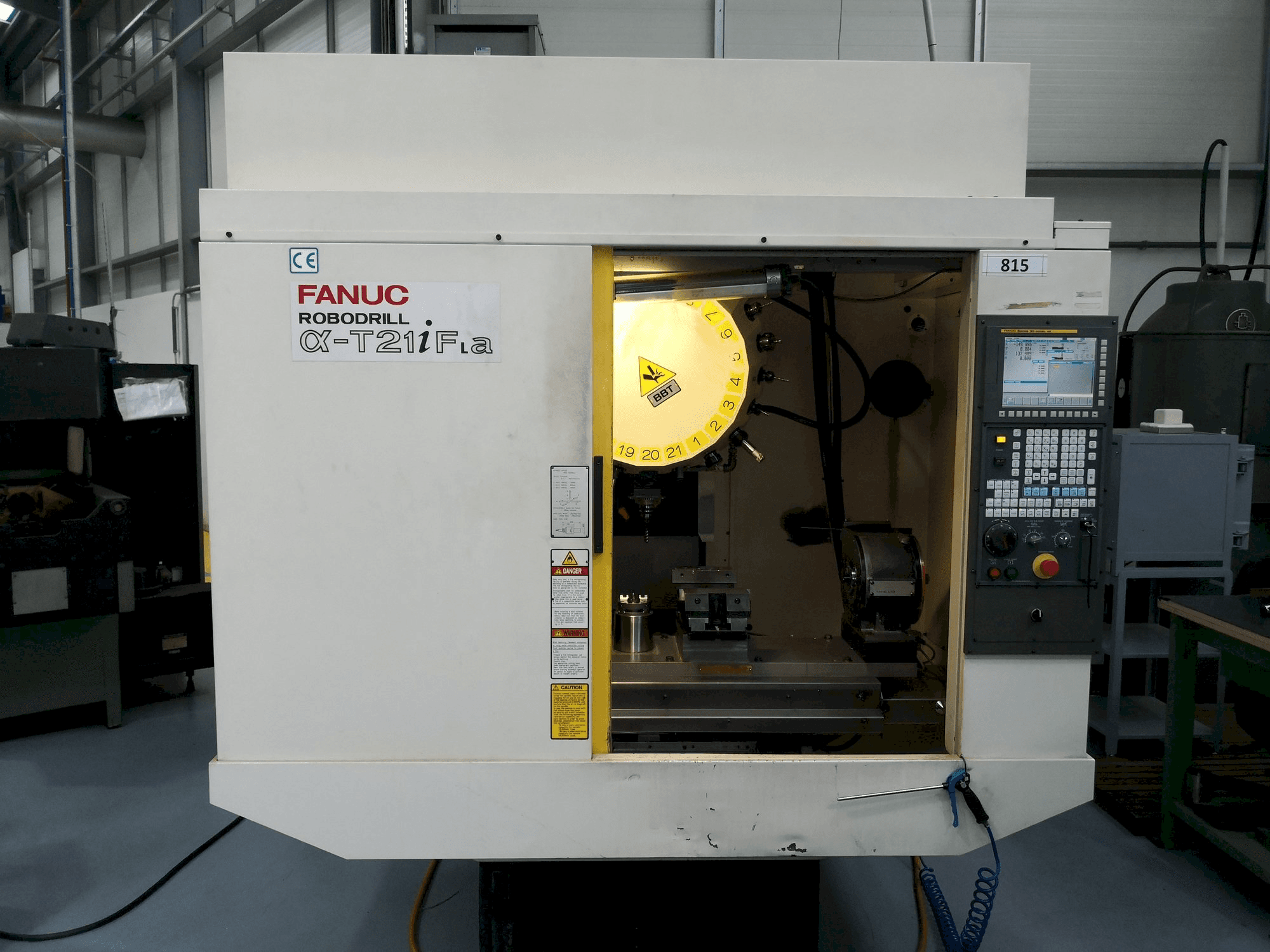 Čelní pohled na FANUC Robodrill T21iFa stroj