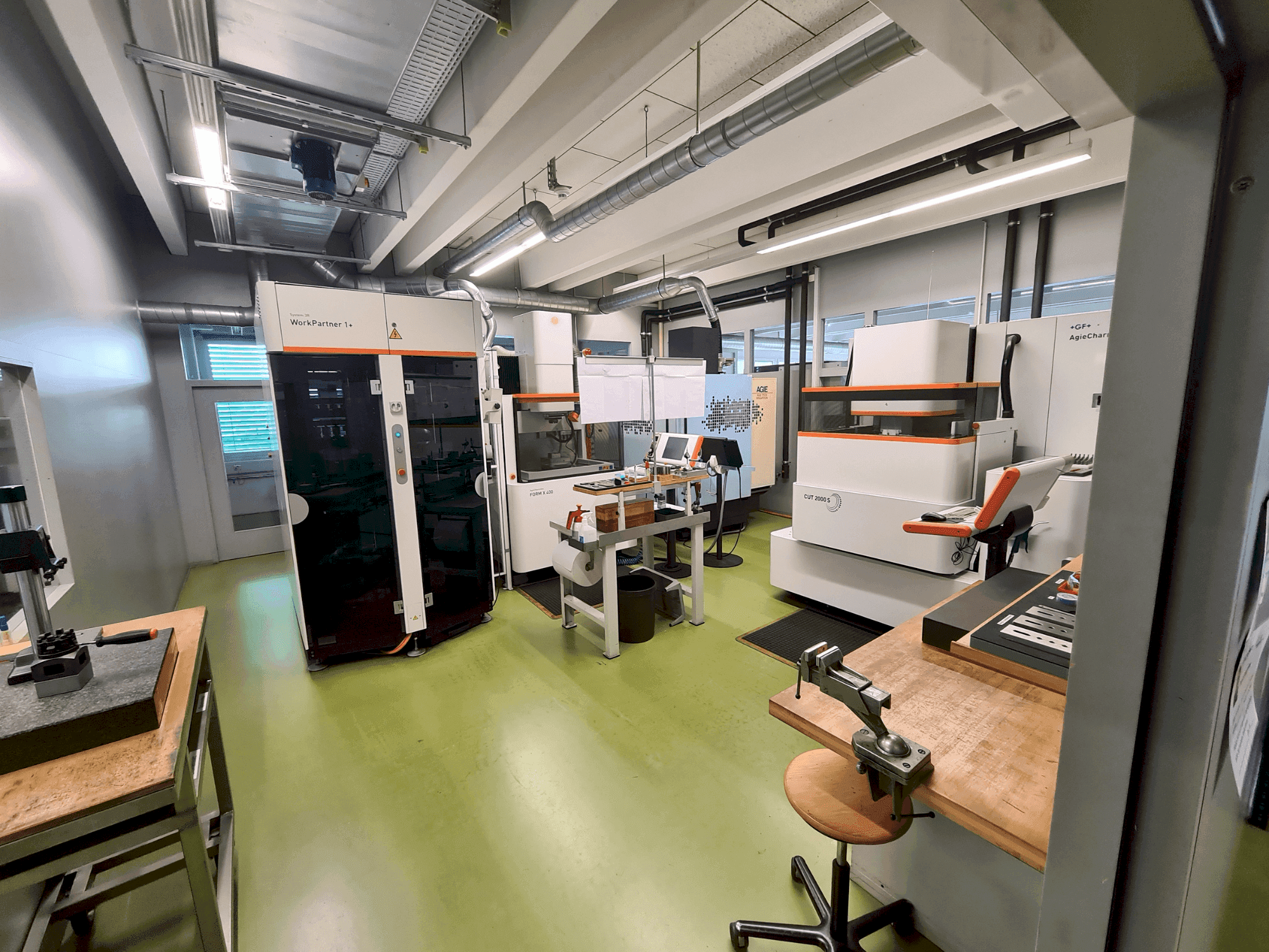 Čelní pohled na AGIE AGIETRON INNOVATION 2 stroj
