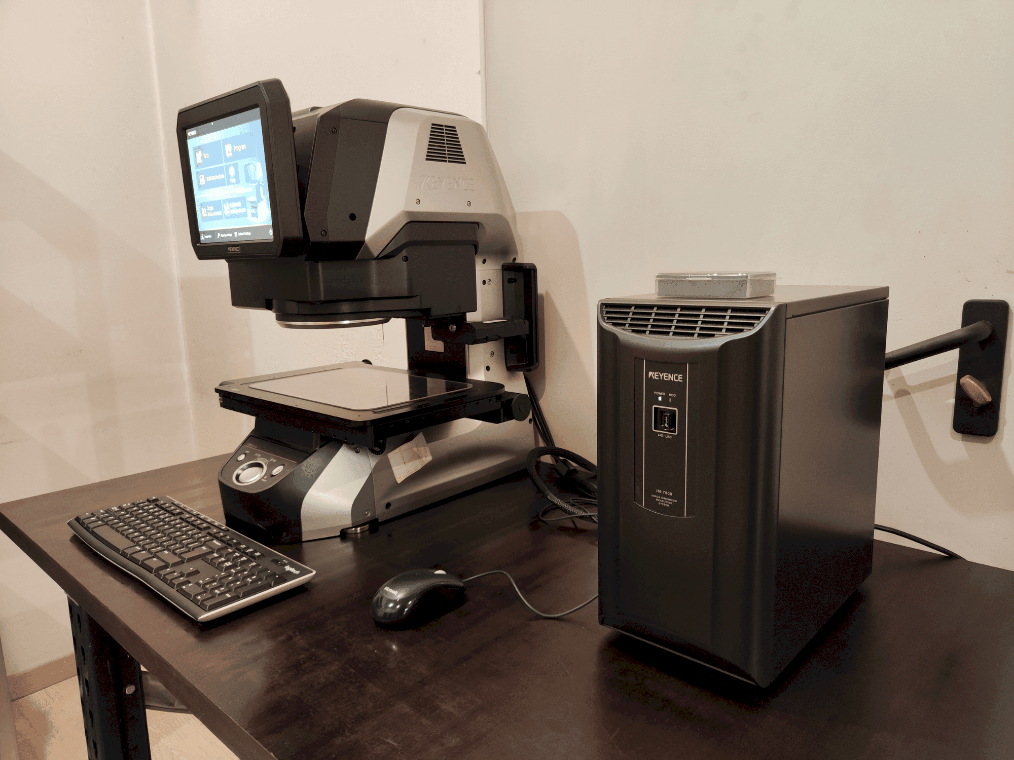 Čelní pohled na KEYENCE IM-7030T stroj