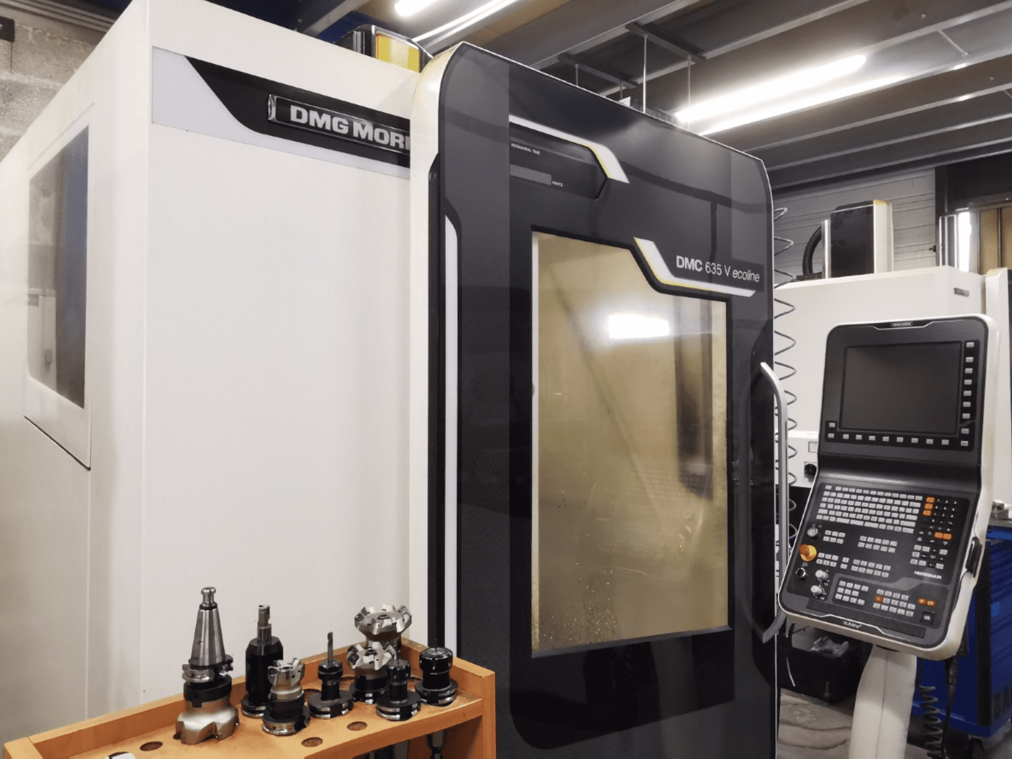 Pohled zepředu na vertikální obráběcí centrum DMG MORI DMC 635 V ecoline s ovládacím panelem a držákem nástrojů.