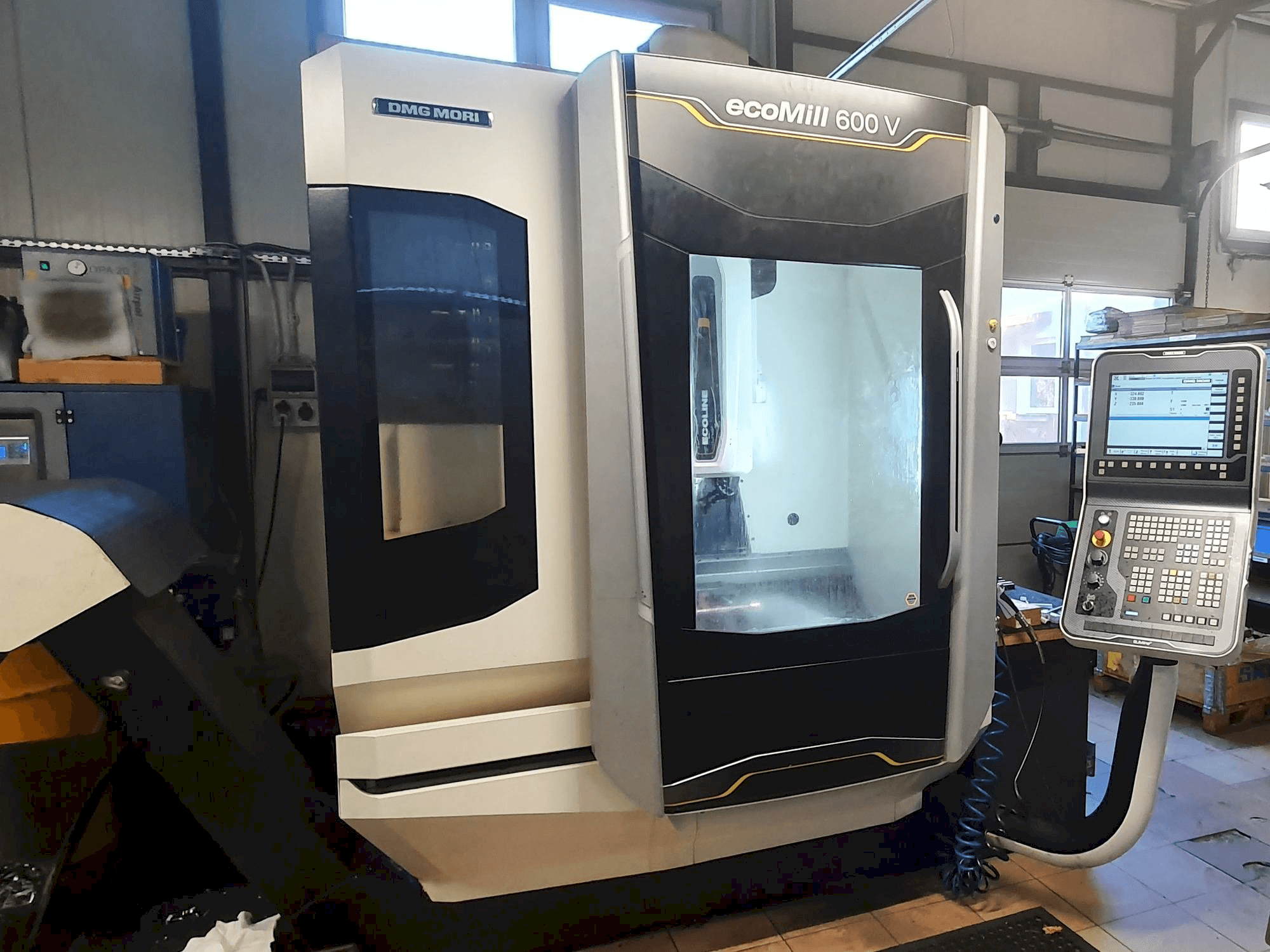 Čelní pohled na DMG MORI Ecomill 600 V stroj