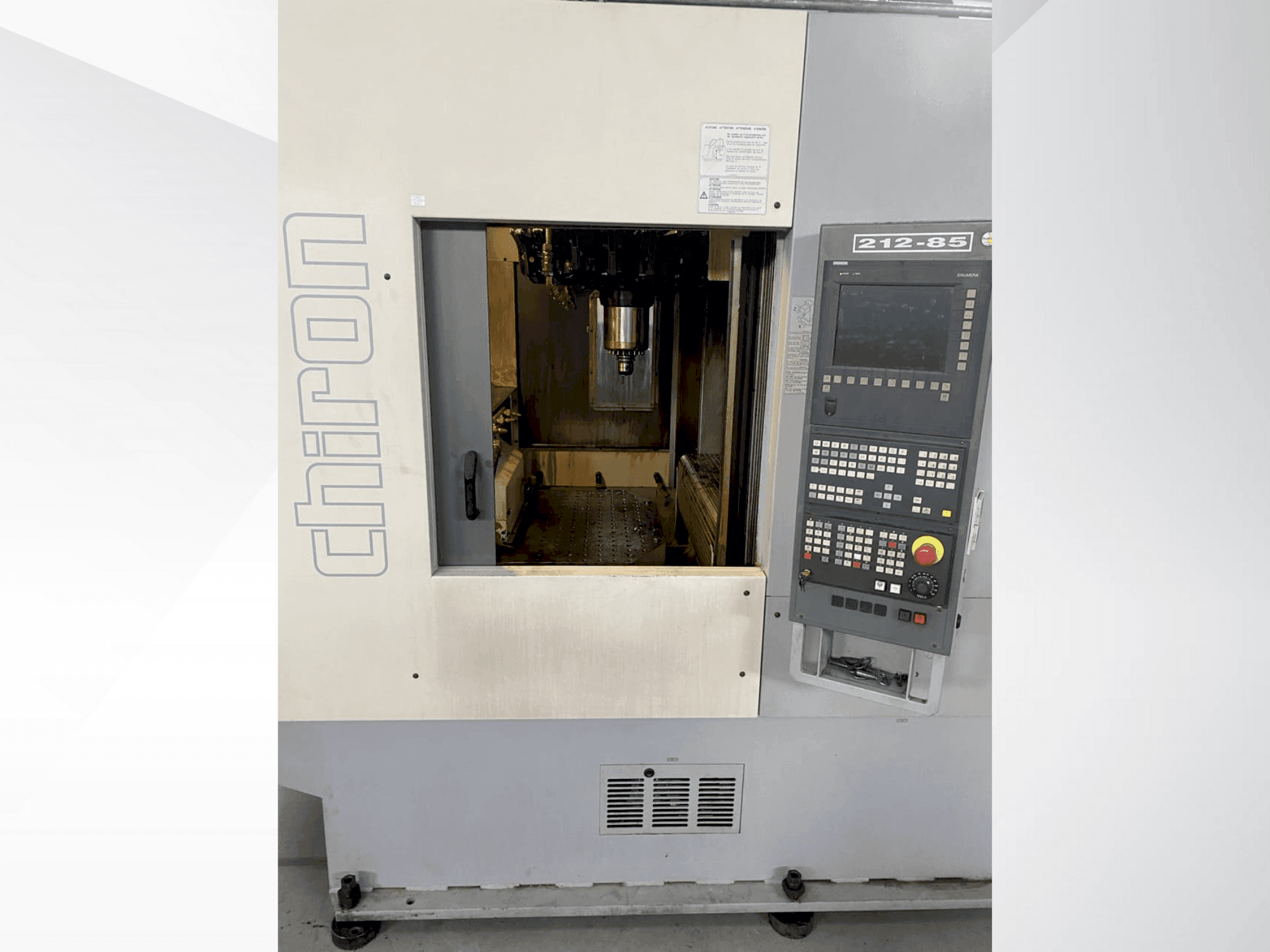 Čelní pohled na CHIRON DZ 18 W stroj