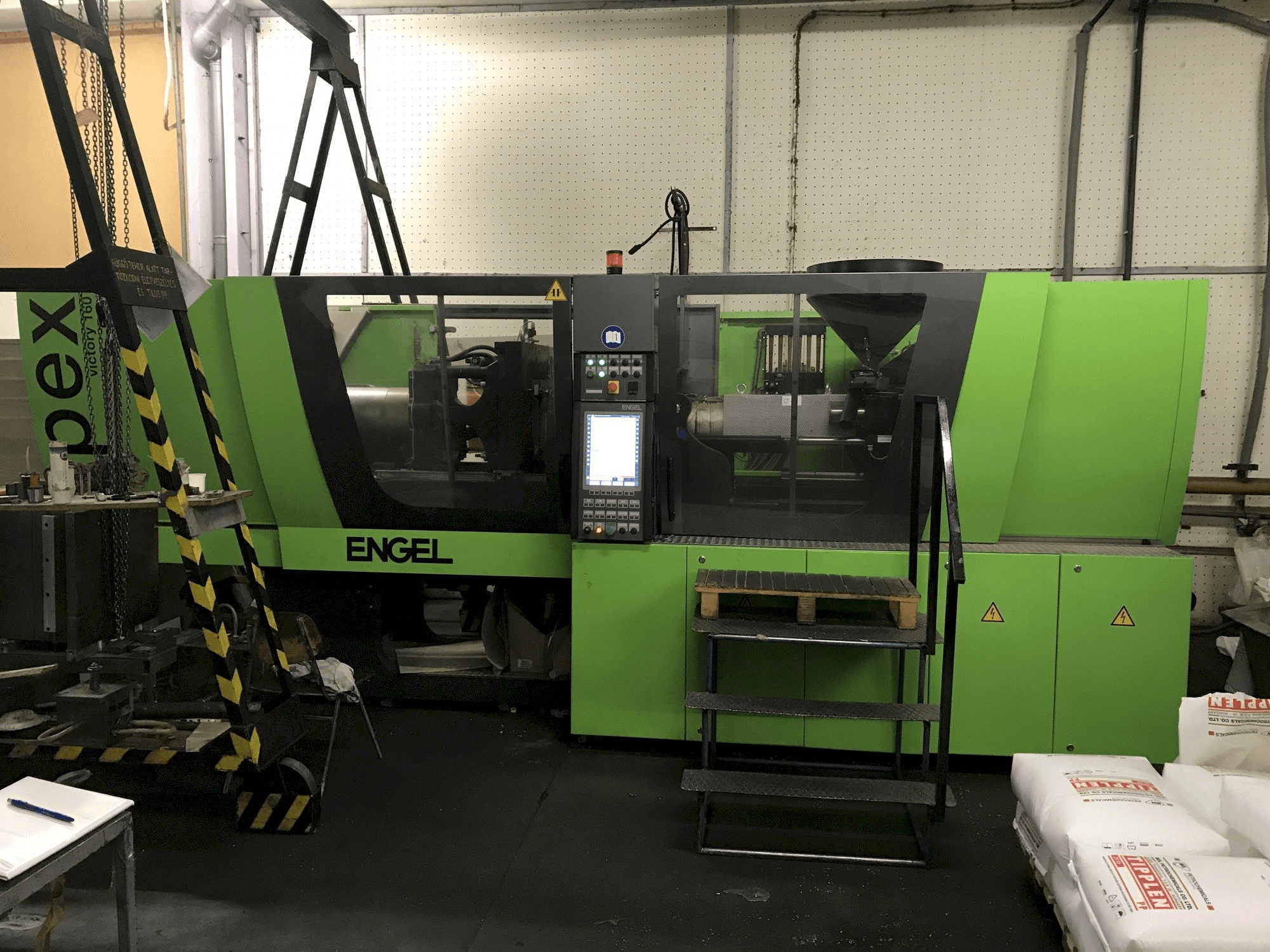 Čelní pohled na ENGEL Victory 650/160 Spex stroj