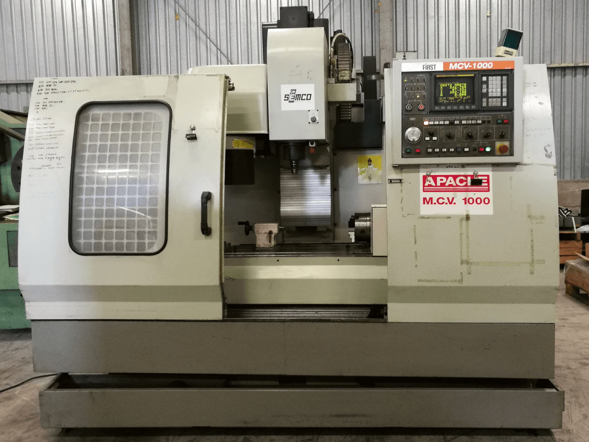 Čelní pohled na FIRST MCV-1000 stroj