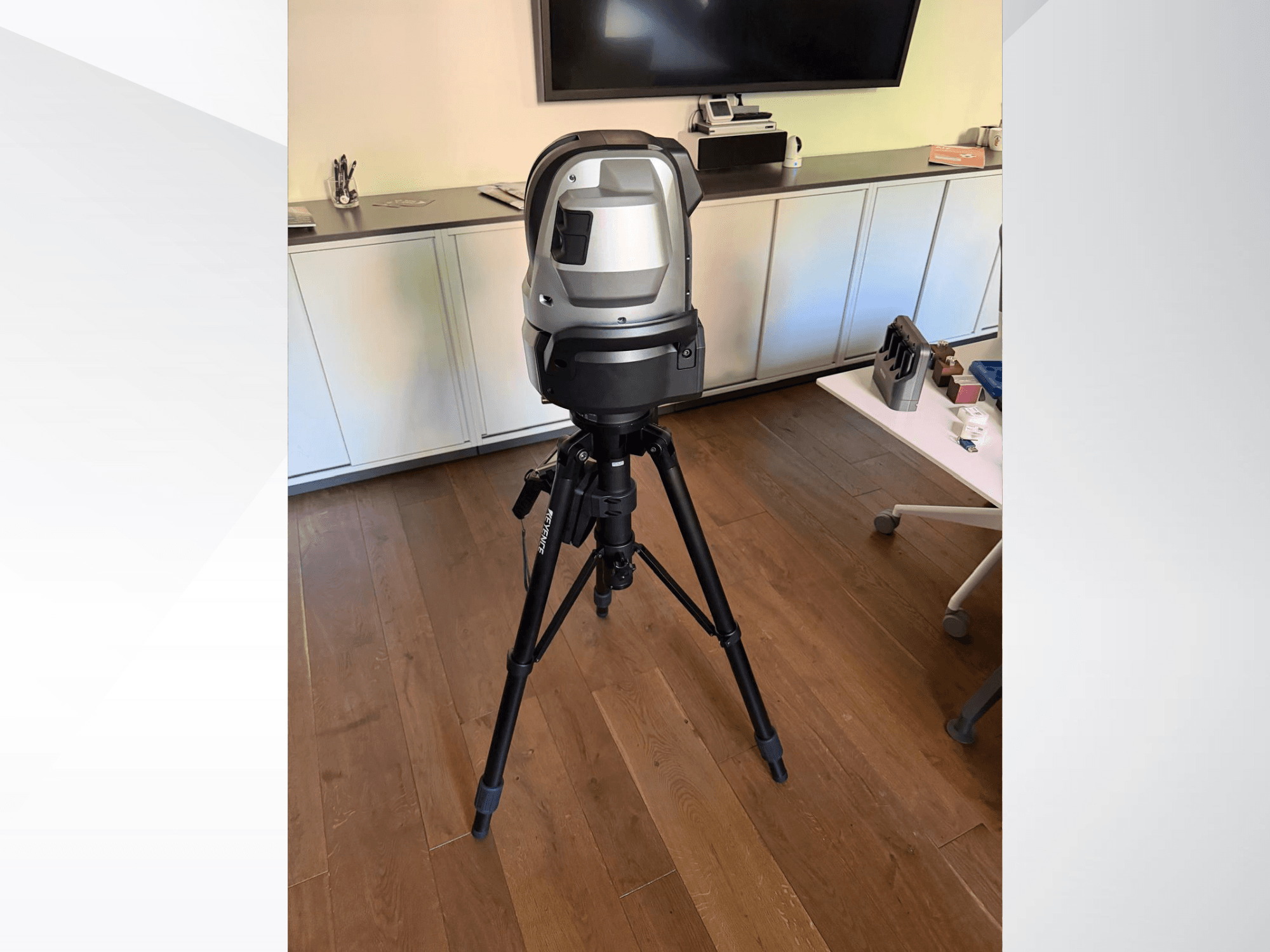 Souřadnicový měřicí stroj KEYENCE WM c3000 při pohledu zepředu, namontovaný na stativu s elegantním designem a ovládacím rozhraním.