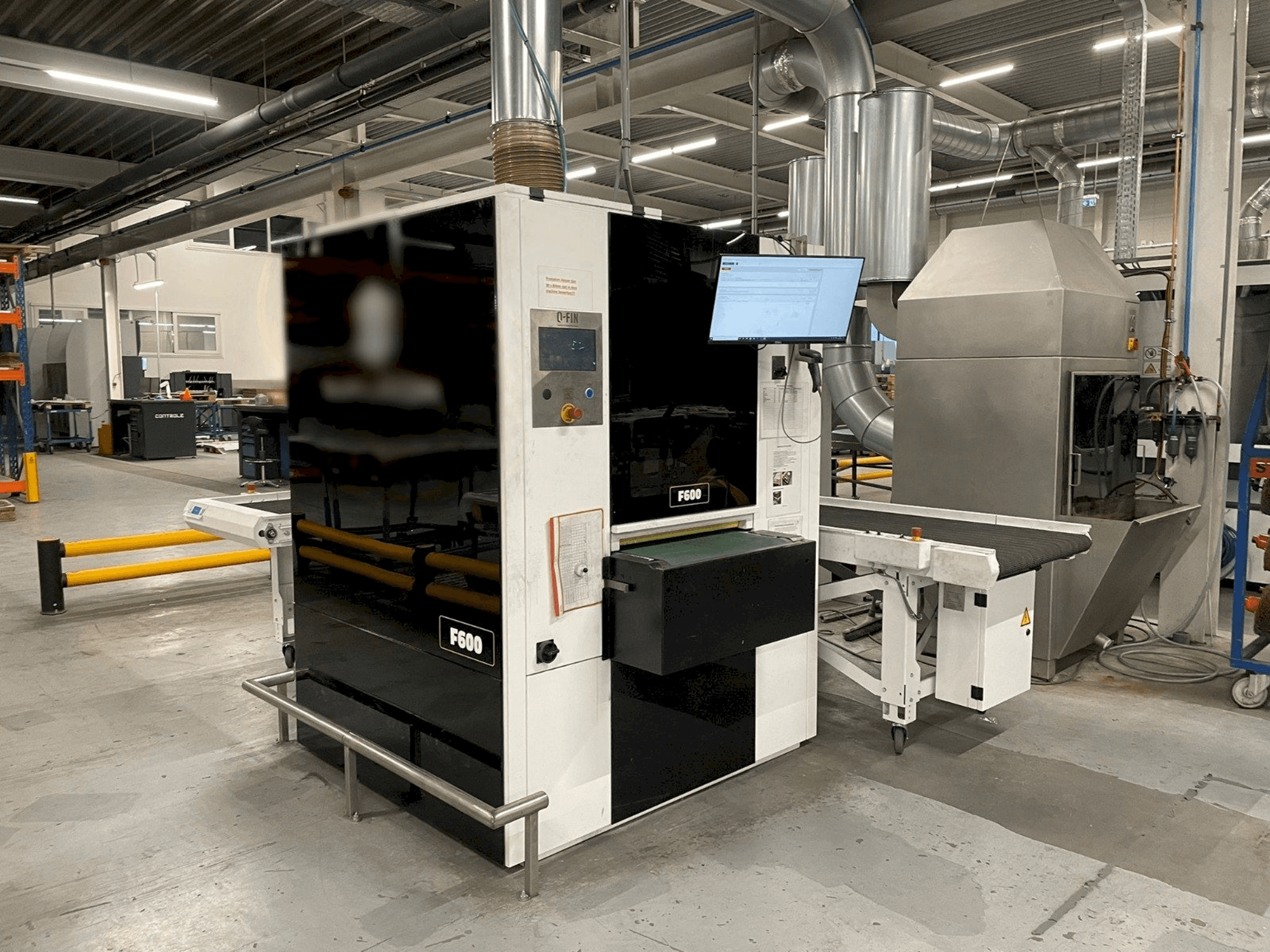 Čelní pohled na Q-FIN F600 stroj