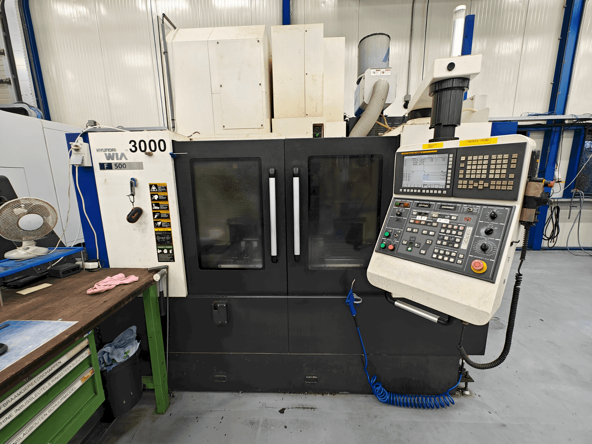 Čelní pohled na Hyundai Wia F500 stroj