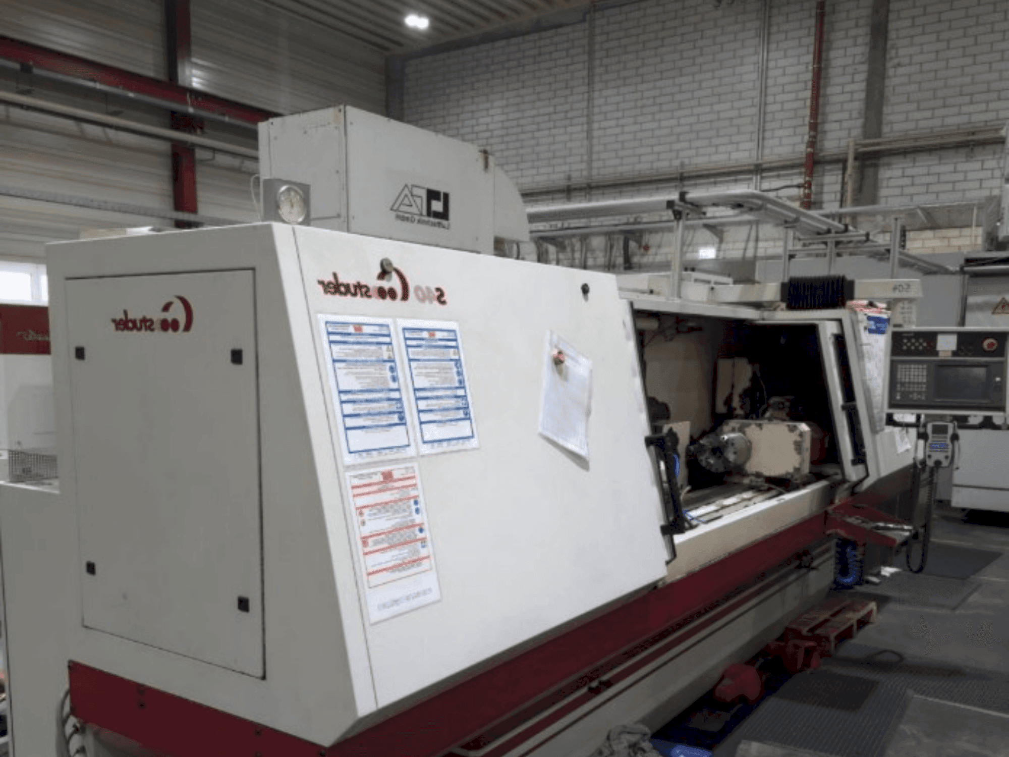 Čelní pohled na STUDER S40 CNC (2001) stroj