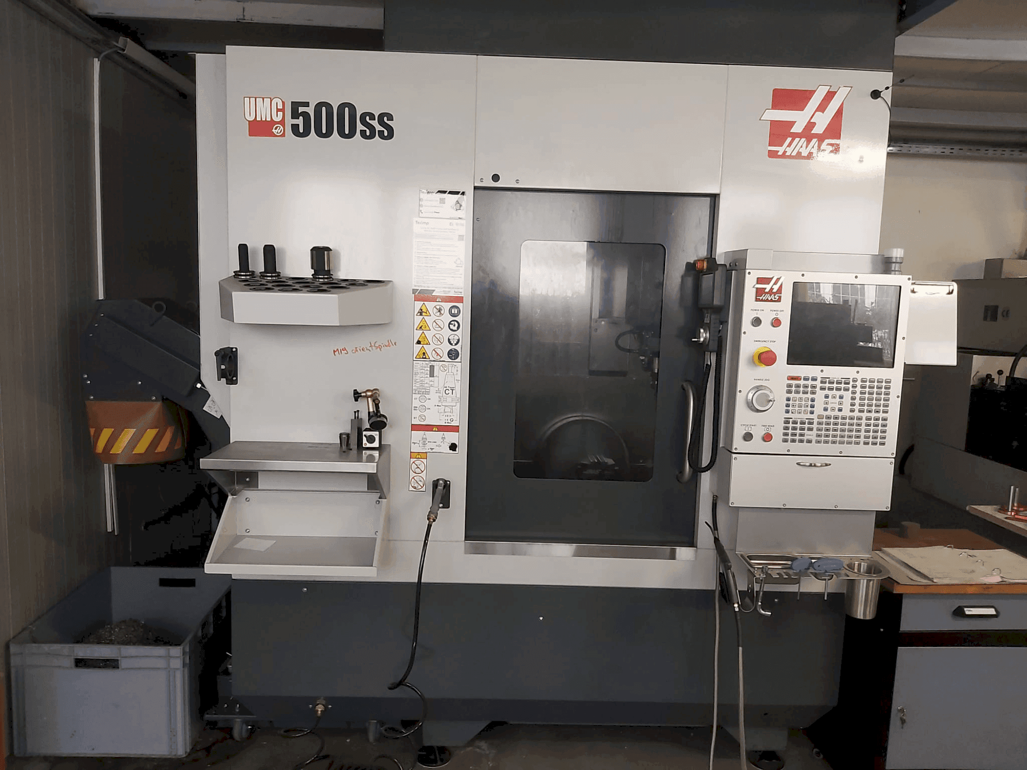 Čelní pohled na HAAS UMC-500SS stroj